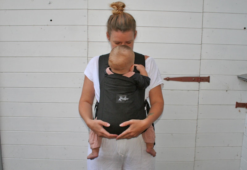 Die <b>"Premium Babytrage" </b>des deutschen Labels <b>Rookie</b> vereint eine Menge praktischer Features mit einem minimalistischen, auf das Wesentliche reduzierten Style. Sie besteht aus einem Baumwoll-/Leinen Mischgewebe für optimale Belüftung, Elastizität und Stabilität. Sie ist nicht nur leicht und komfortabel für Kind und Eltern, sondern kann auch klein zusammengefaltet werden. Preis: 189 Euro.