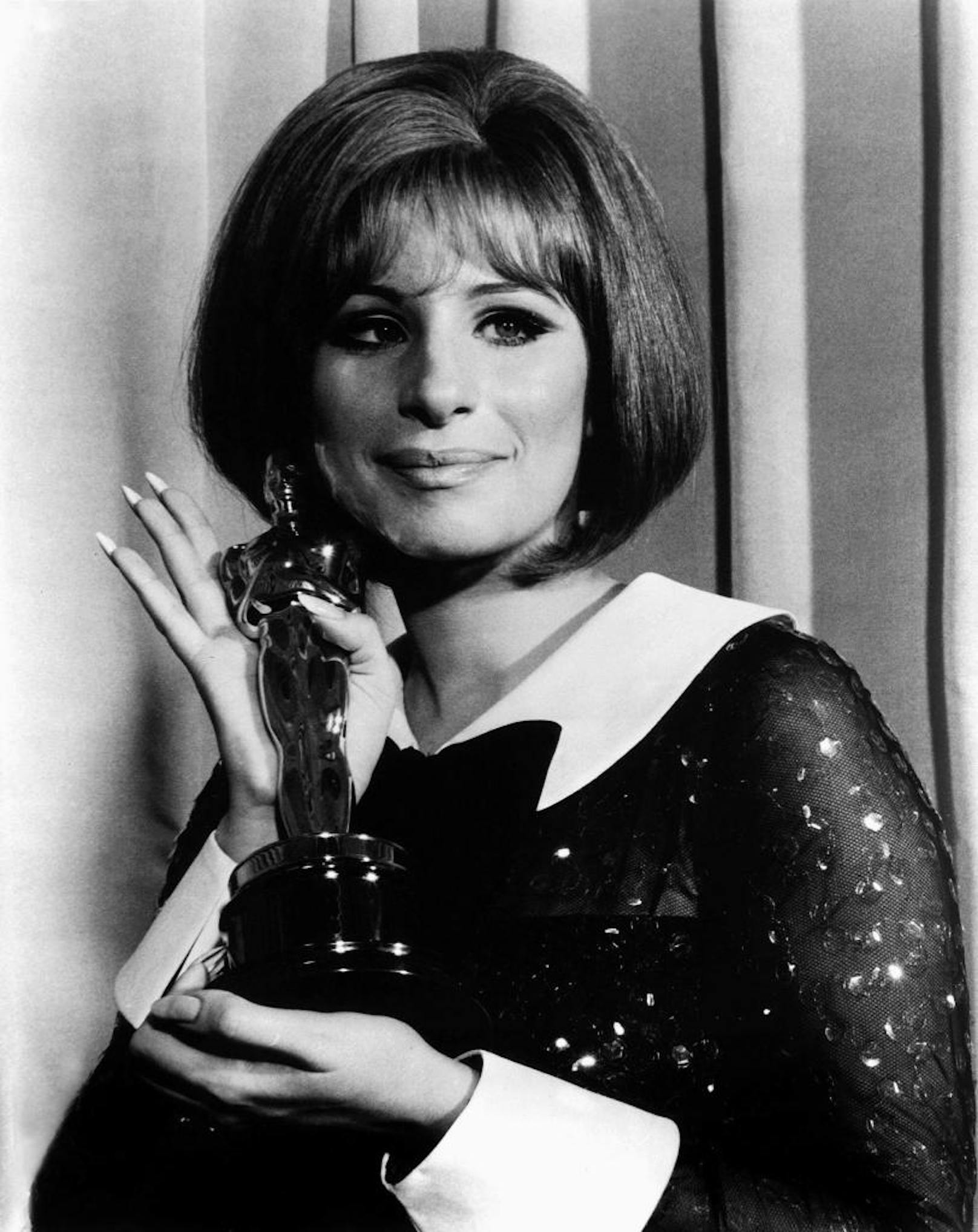 Barbra Streisand bekommt den Oscar für die beste Hauptrolle in "Funny Girl" im Jahr 1969