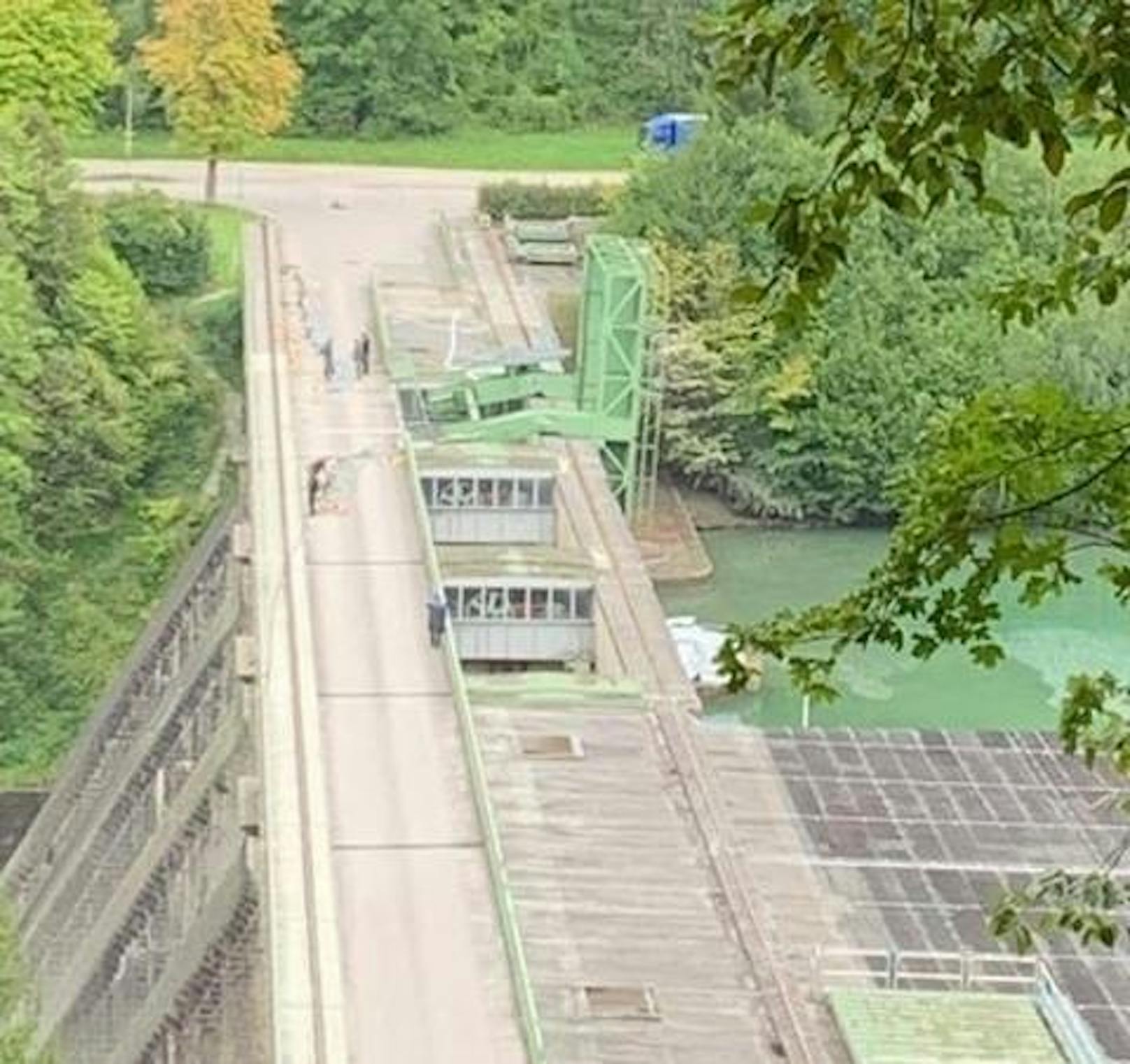Fotos zeigen den abgeknickten 40-Tonnen-Kran beim Kraftwerk Ternberg.
