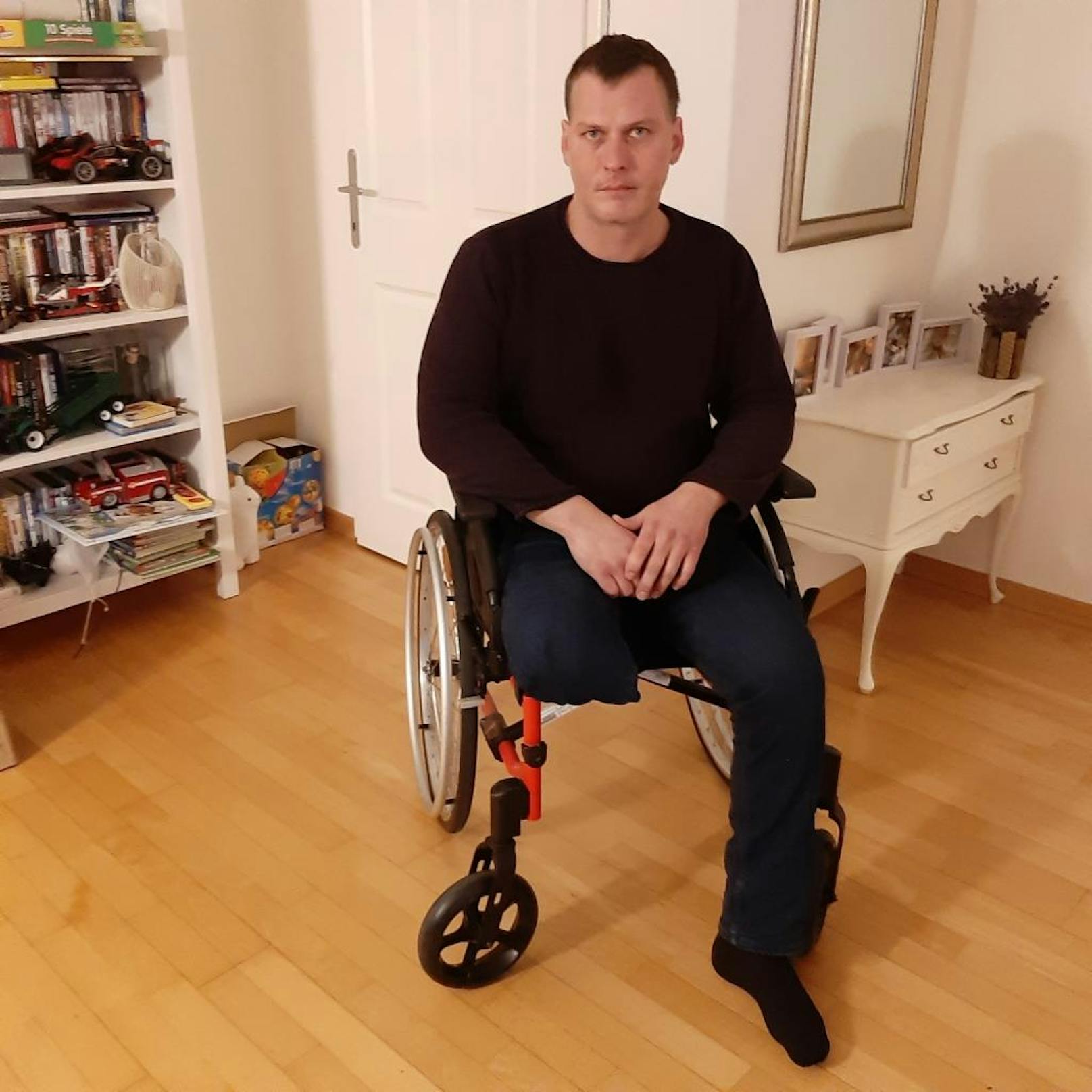 Phillip L. verlor sein rechtes Bein, sitzt nun im Rollstuhl.