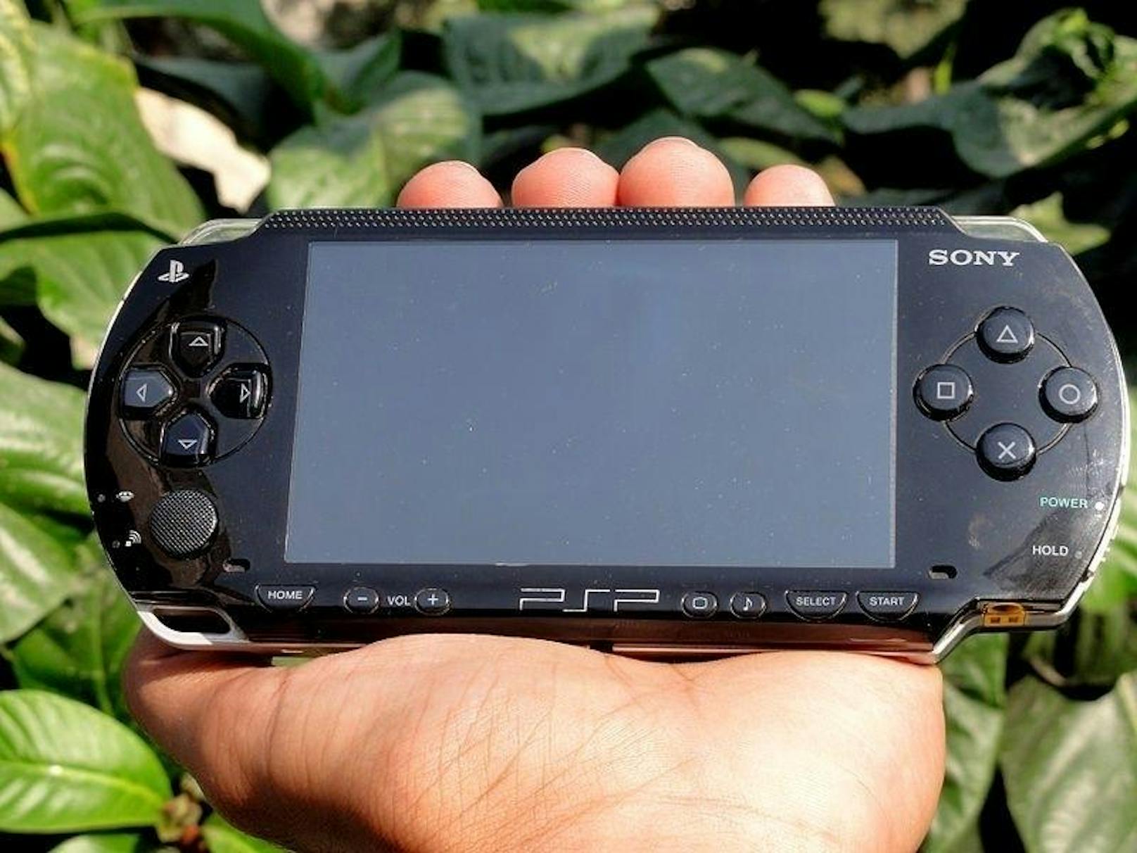 Die PlayStation Portable wollte 2004 die technischen Stärken einer Heimkonsole mobil machen, konnte Nintendo aber nicht vom Thron der tragbaren Konsolen stoßen.