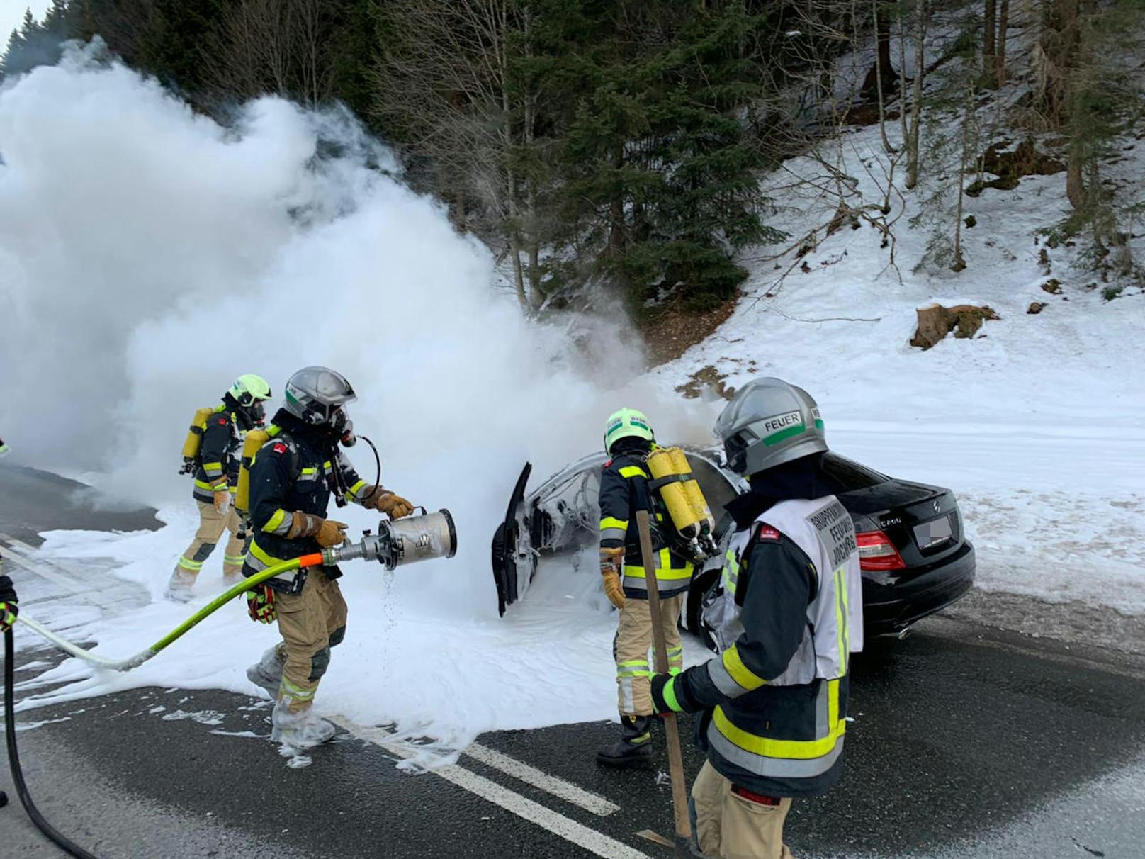 Bei einem Fahrzeugbrand bei Jochberg entstand an einem Mercedes Totalschaden. Verletzt wurde niemand.