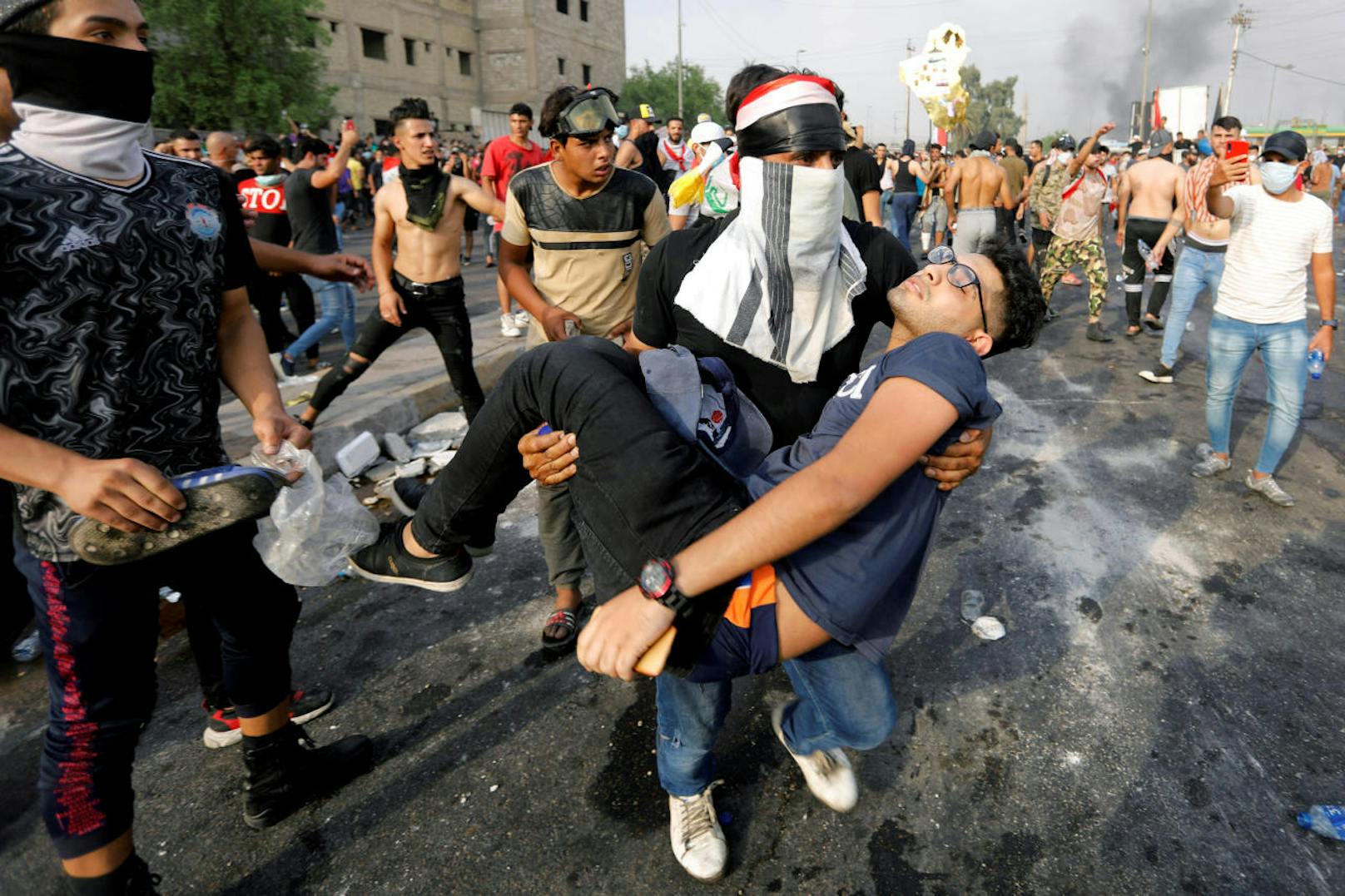 Bei Protesten im Irak wurden mehr als 1.000 Menschen verletzt, mindestens 30 kamen ums Leben.