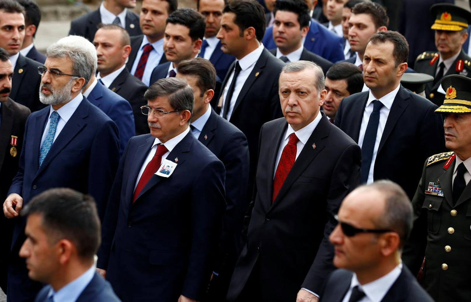 Ex-Premier Ahmet Davutoglu (l.) ist aus der AKP von Präsident Recep Tayyip Erdogan ausgetreten und will nun seine eigene Partei gründen.