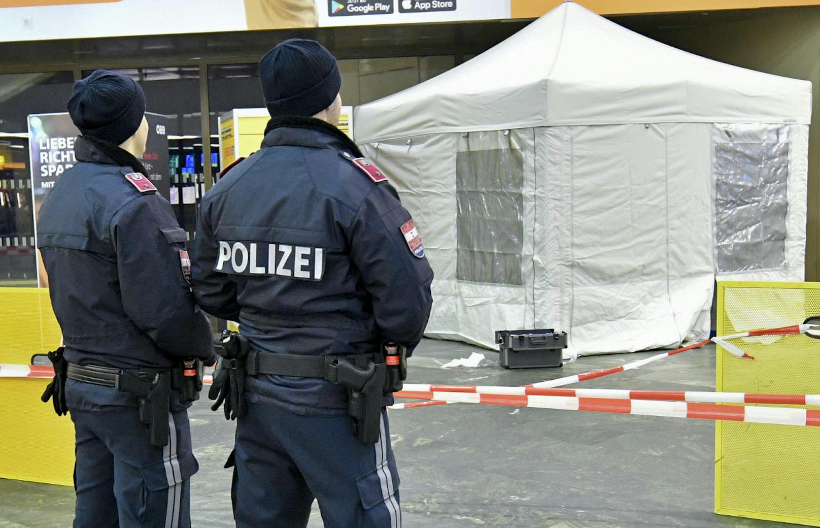 Die Polizei sichert den Tatort am Hauptbahnhof in Wien. 