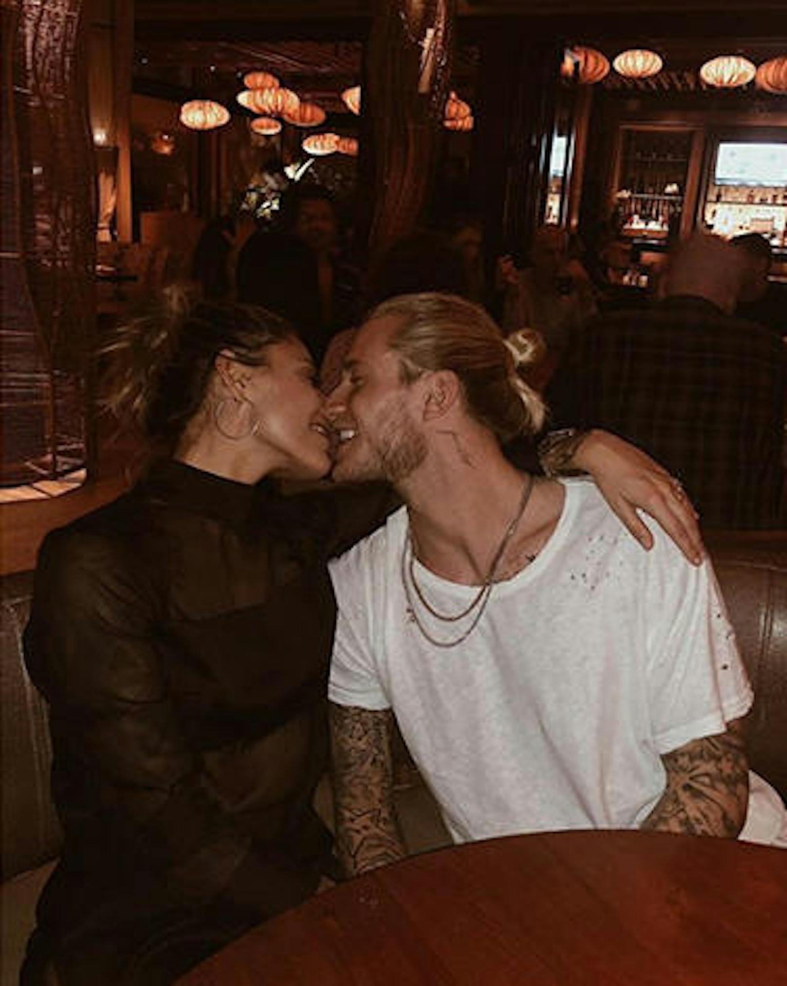 16.01.2019: Sophia Thomala streut ihrem neuen Freund auf Instagram Rosen. "Jetzt schon das beste Jahr", schreibt sie zu einem süßen Kuss-Foto.