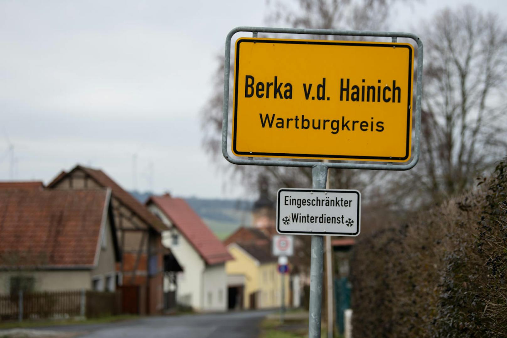 Aktuell laufen die Ermittlungen zur genauen Unfallursache. Klar ist: Bereits an der Ortsgrenze der Gemeinde Berka vor dem Hainich wird vor eingeschränktem Winterdienst gewarnt.