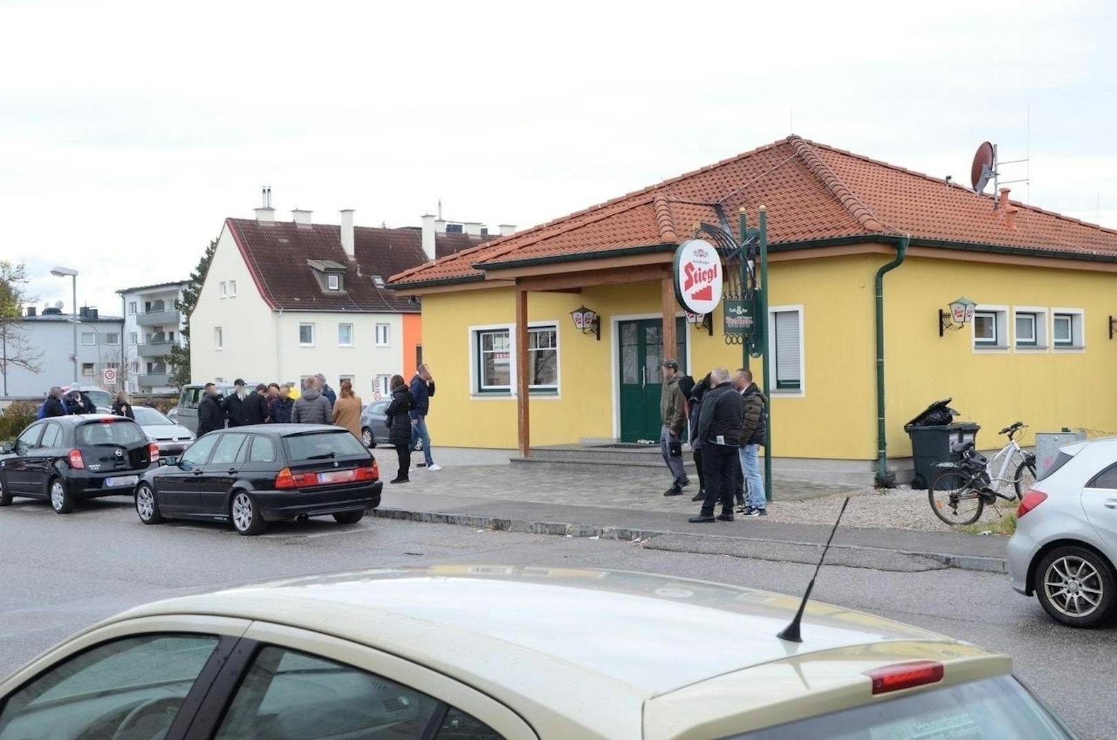 Blutige Messerattacke vor Lokal in Wr. Neustadt: Am Montag gab es die Tatort-Rekonstruktion.