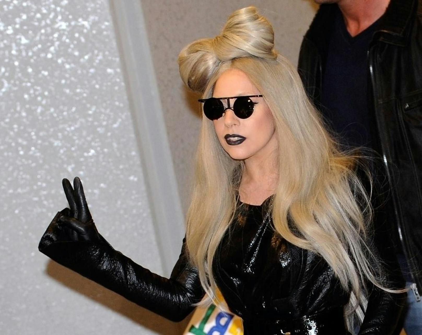 Aus der "Just Dance"-Ära vor 10 Jahren. Lady Gaga liebte nicht nur Sonnenbrillen. Ihre "Haarschleife" und andere Kunstwerke, die sie unter anderem mit Hairstylist Charlie Le Mindu kreierte, waren ihr erstes Markenzeichen.