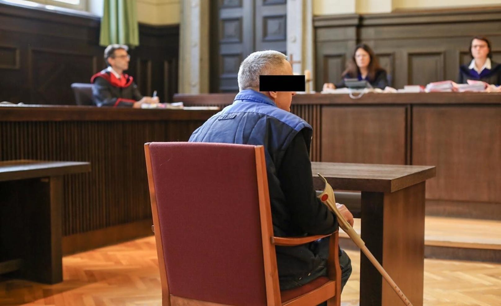 Der Angeklagte - er ist bereits gesundheitlich angeschlagen - am 6. November 2019 vor Gericht in Sankt Pölten.