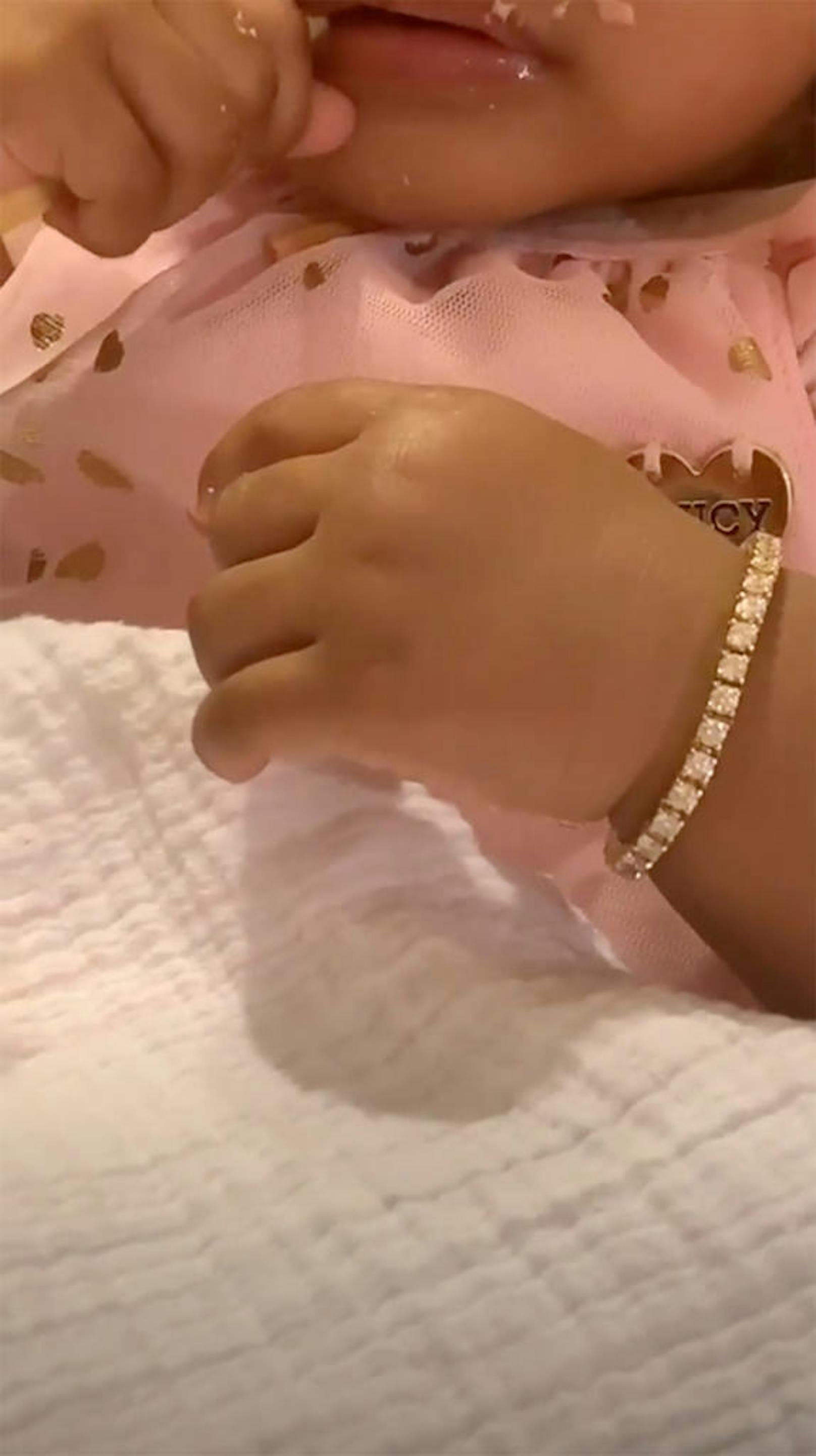 29.05.2019: Baby Kulture ist erst zehn Monate alt und besitzt schon Schmuck im Wert von 71.500 Euro. Mama Cardi B ließ in New York neun Armkettchen und Ohrringe anfertigen.