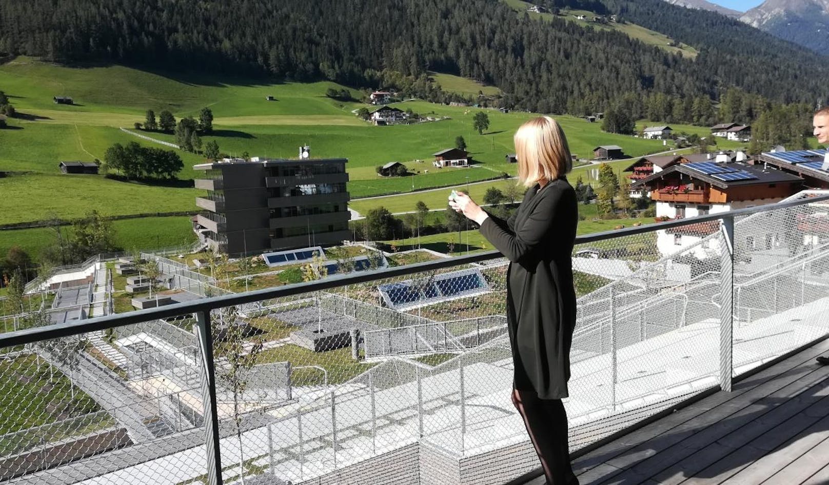 LR Christine Haberlander auf der Terrasse des Schulzentrums Neustift im Stubaital (Tirol)