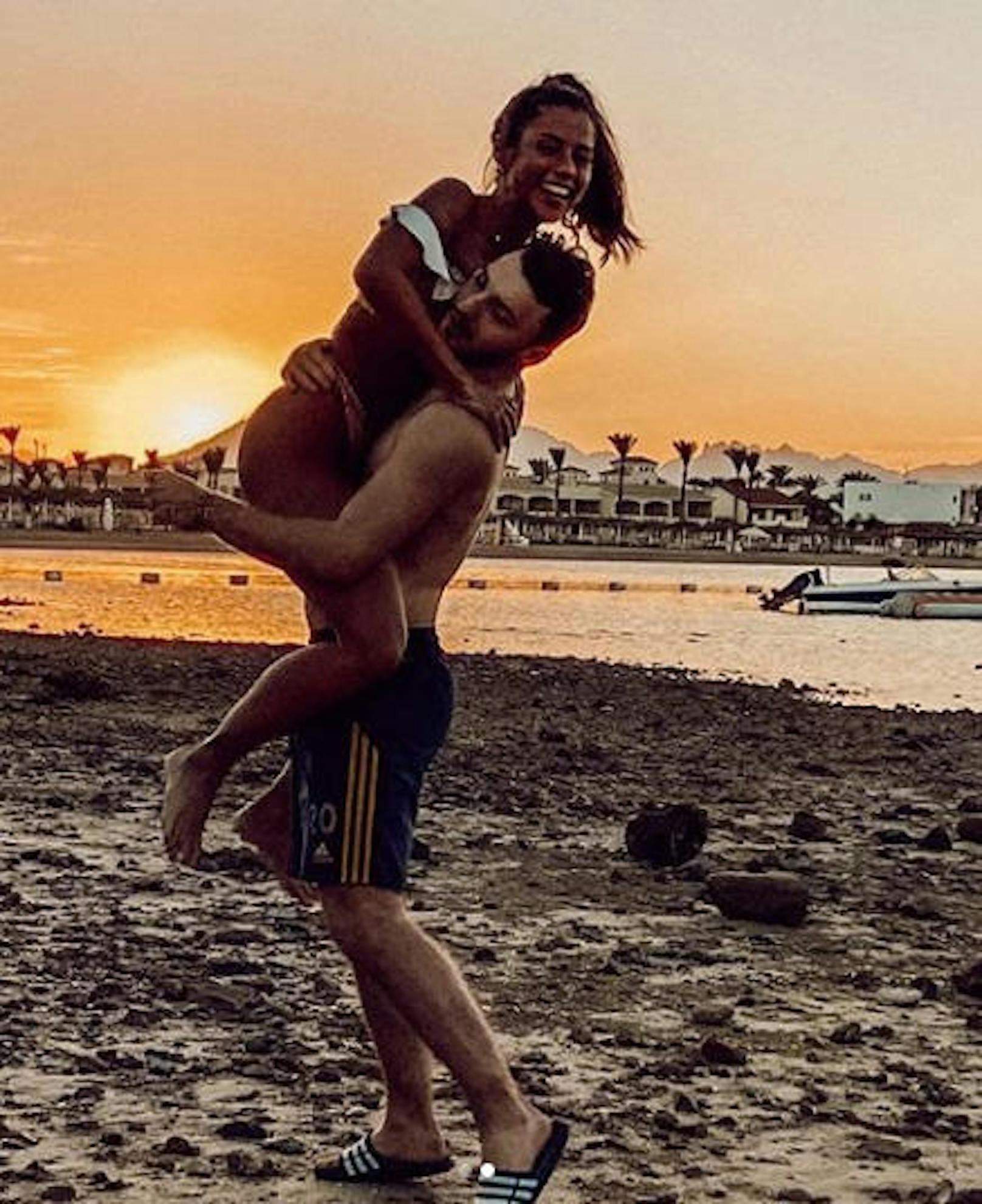 31.12.2019: Sarah Lombardi flog zu Silvester mit ihrem Sohn Alessio und Eiskunstläufer Joti nach Ägypten. Fans fragen sich: Sind die beiden etwa ein Paar?