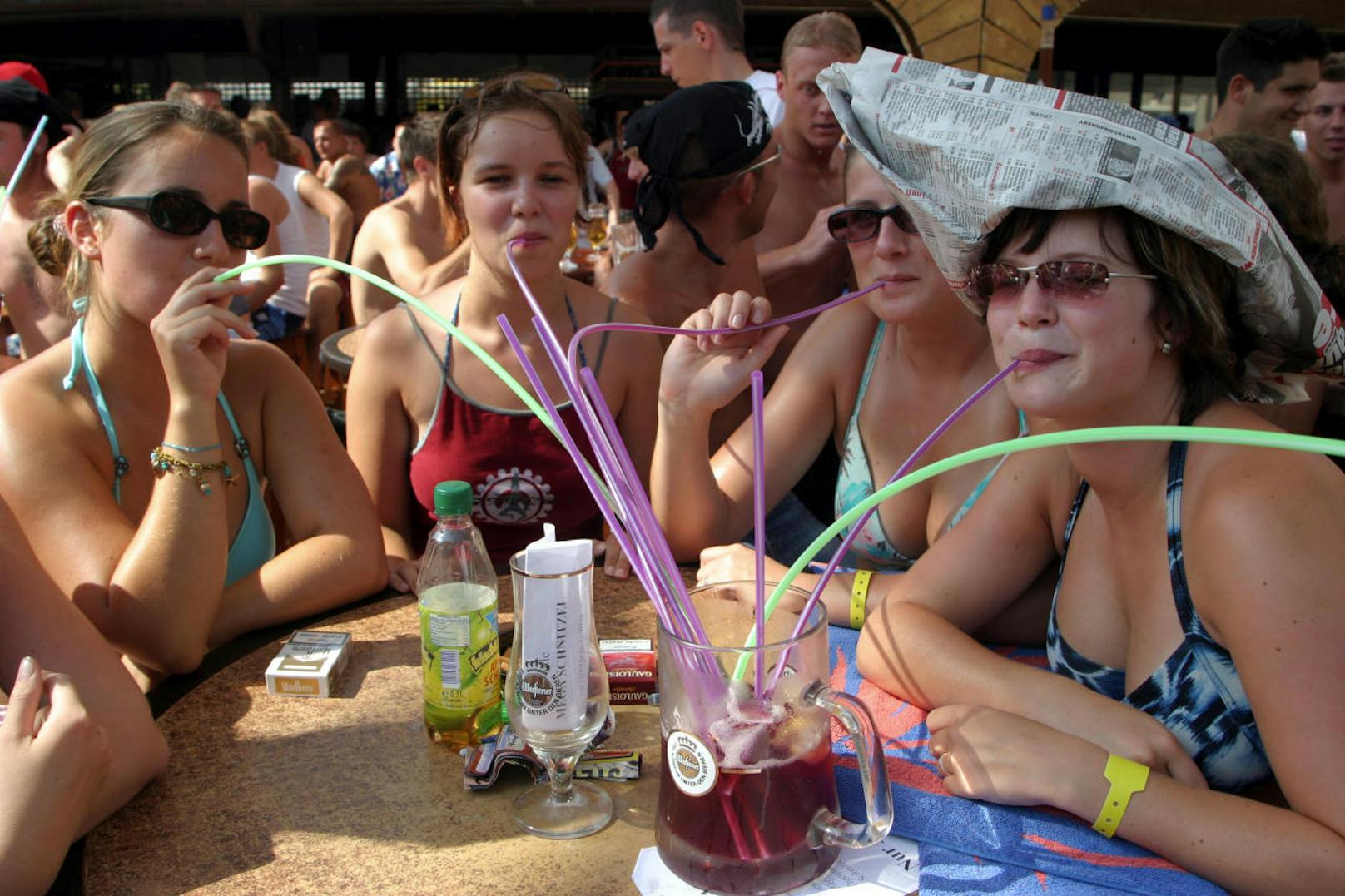 Besonders die Playa de El Arenal, von deutschen Touristen oft umgangssprachlich "Ballermann" genannt, ist für alkoholgetränkten Billigtourismus bekannt.