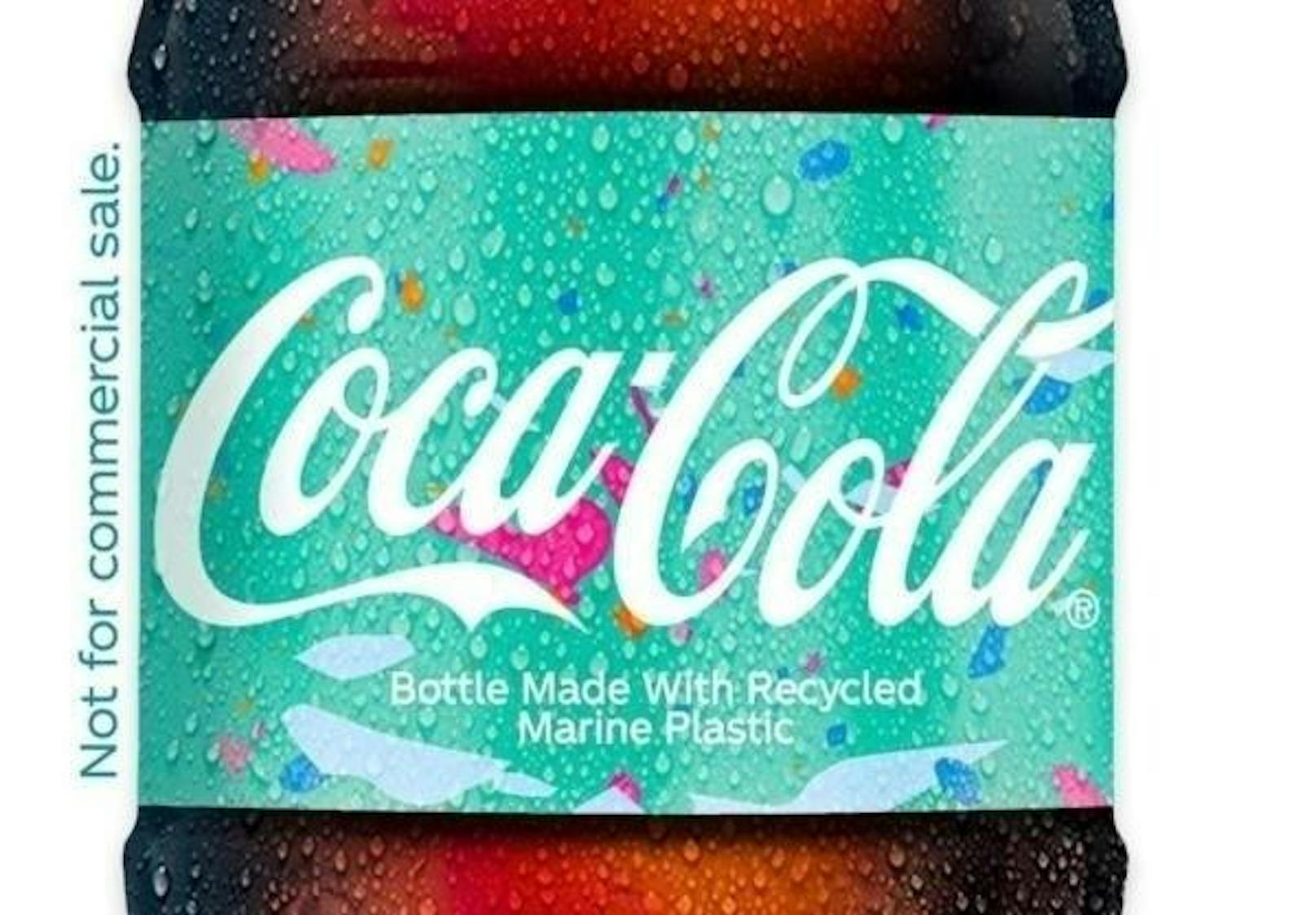 Coca-Cola hat eine neue Flasche mit türkisfarbenem Etikett vorgestellt.