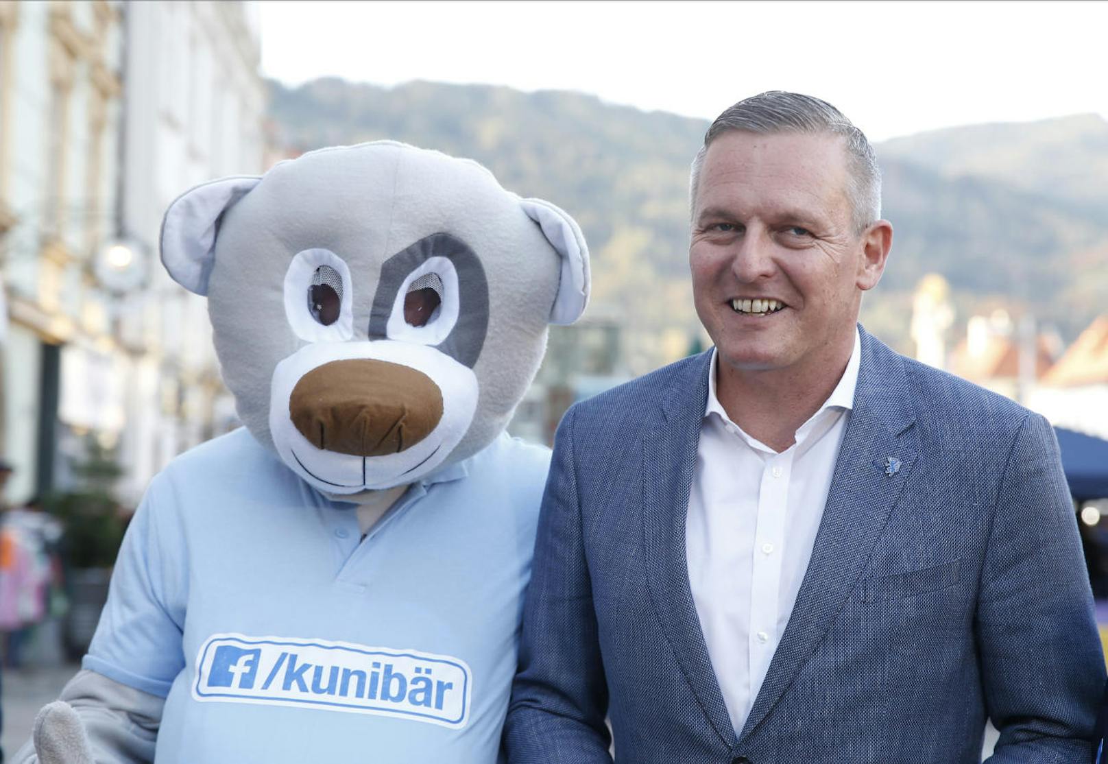 Ex-Verteidigungsminister Mario Kunasek (rechts im Bild) ist der Spitzenkandidat der FPÖ. Hier mit seinem Maskottchen, dem "Kunibär".