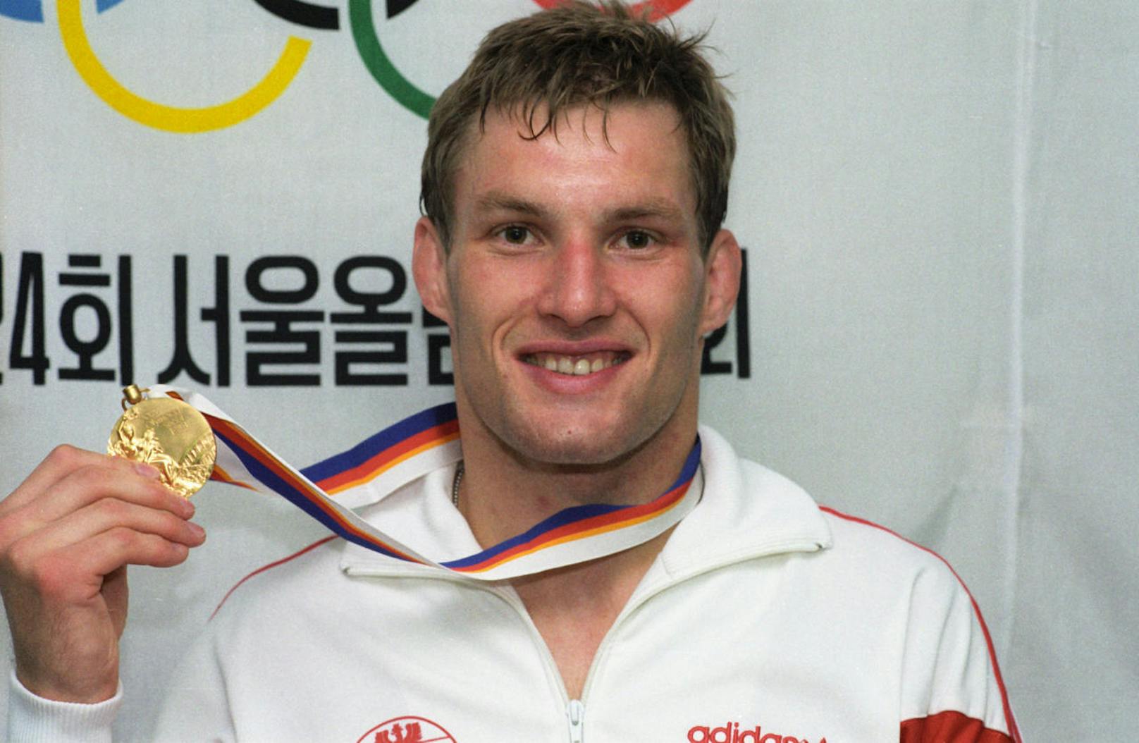 Weitere vier Jahre später die große Sensation. Seisenbacher verteidigt als erster Judoka der Geschichte seinen Titel, holt auch in Seoul 1988 Olympia-Gold.

Zwischen den beiden Olympiasiegen eroberte er 1985 in Seoul WM-Gold, wurde 1986 in Belgrad Europameister.