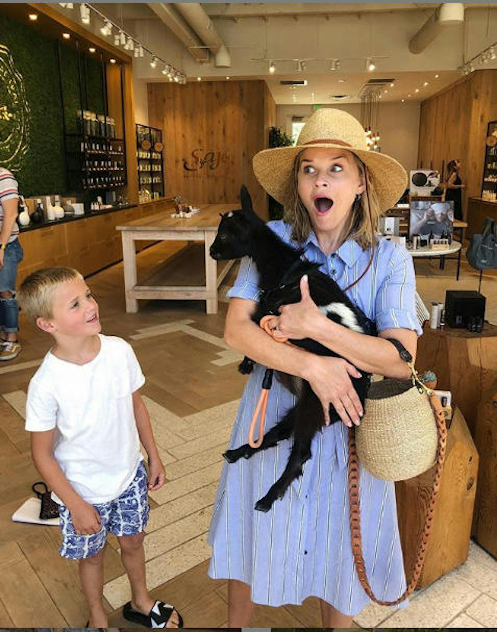 09.09.2019: "Habe heute eine Baby-Ziege getroffen. Ich bin überhaupt nicht aufgeregt.", schrieb US-Schauspielerin Reese Witherspoon zu diesem witzigen Schnappschuss.