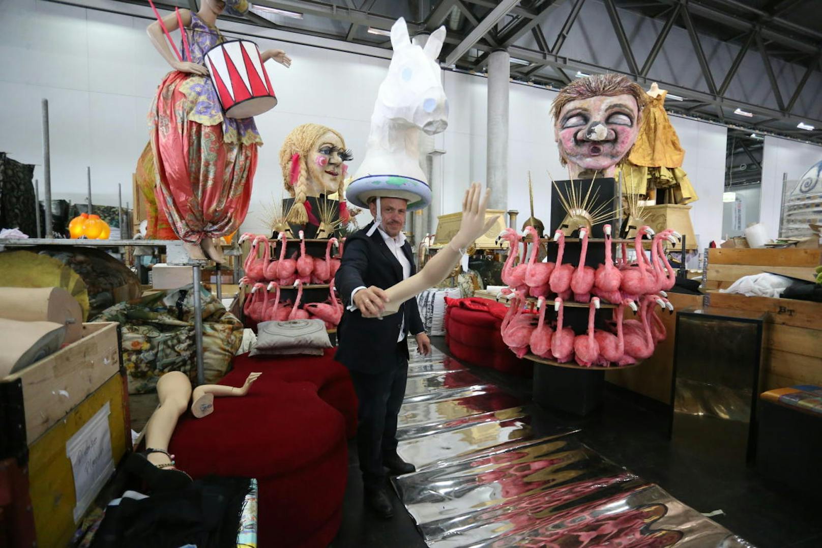 Kostüme, Kondome, Kulissen: Echte Unikate aus 26 Jahren kann man bis 27. Oktober in der Messe Wien beim Life Ball Flohmarkt ergattern! Ball-Vater Gery Keszler: "Der Erlös geht an HIV-positive Menschen."
