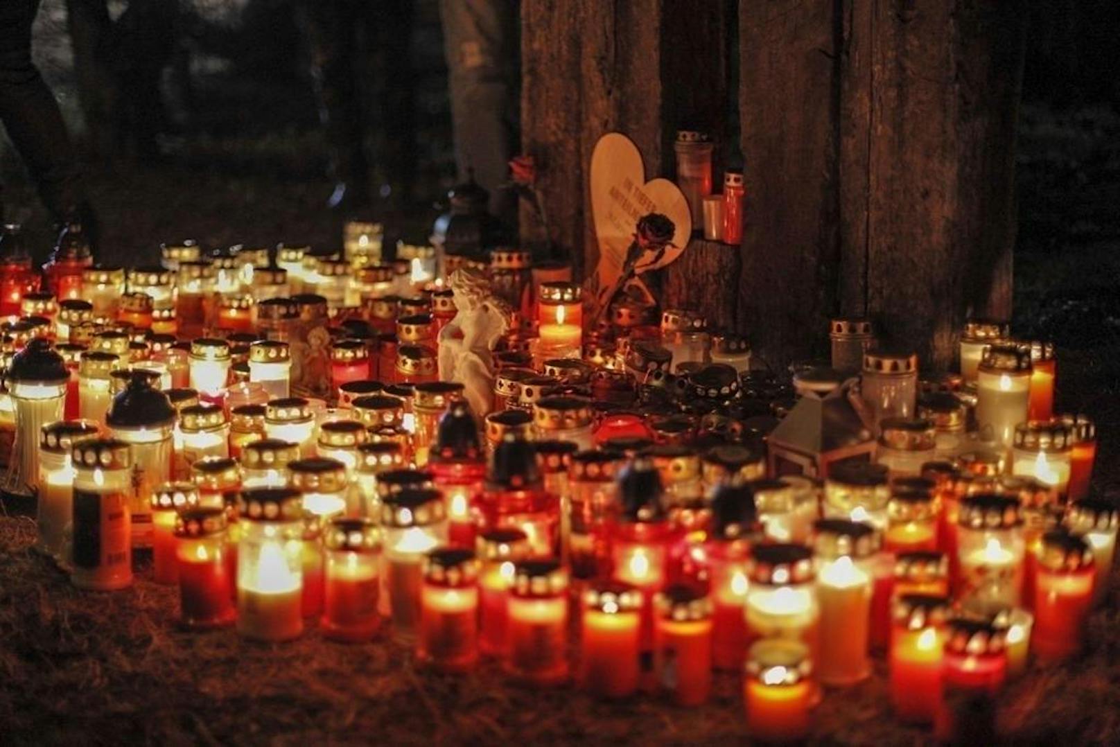 Kerzen-Meer für die getötete Manuela.