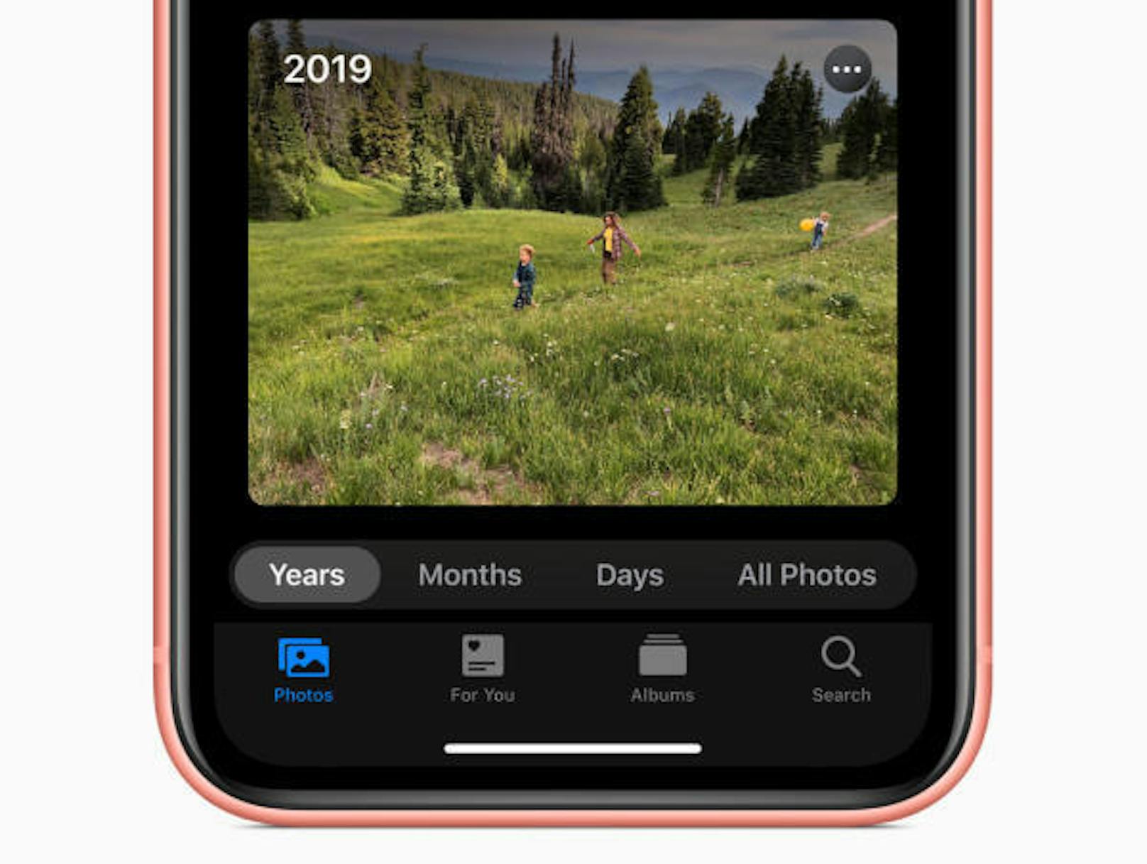 Apple hat im Juni 2019 auf seiner Entwicklerkonferenz WWDC angekündigt, dass mit dem mobilen Betriebssystem iOS 13 im Herbst ein Dunkelmodus kommt. Der Dark Mode soll einerseits die Augen, andererseits aber auch den Akku weniger beanspruchen.