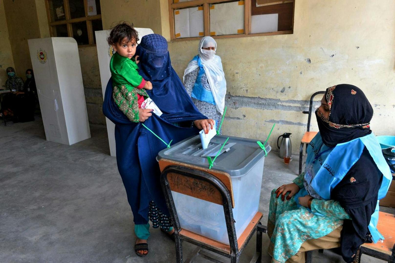 Bilder in sozialen Medien zeigten Menschen aus mehreren Provinzen, die ihre Stimme abgaben oder vor Wahllokalen warteten.