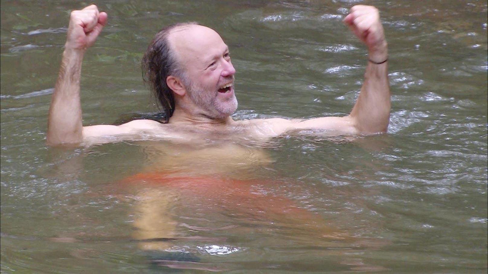 Markus Reinecke badet nach seiner Dschungelrüfung im Weiher.