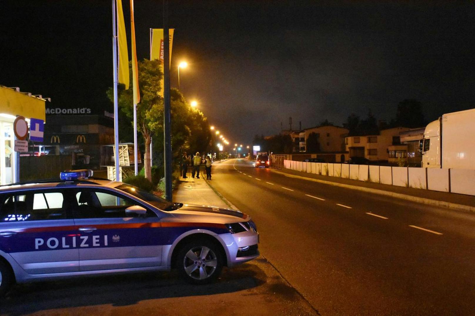 Die unbekannten Täter ergriffen nach der Messerattacke mit zwei Fahrzeugen die Flucht in Richtung Stadtzentrum Wörgl. Die näheren Umstände zum Tathergang sind derzeit noch Gegenstand der polizeilichen Ermittlungen.