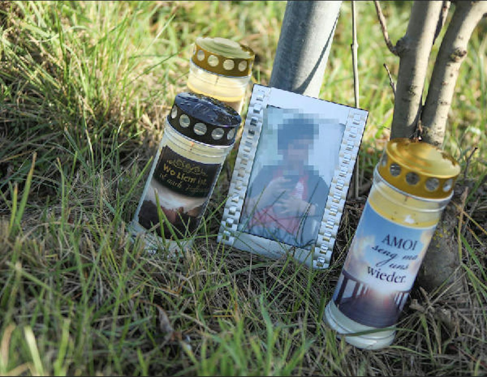 An der Unfallstelle wurden bereits Kerzen und ein Foto von Florian aufgestellt.