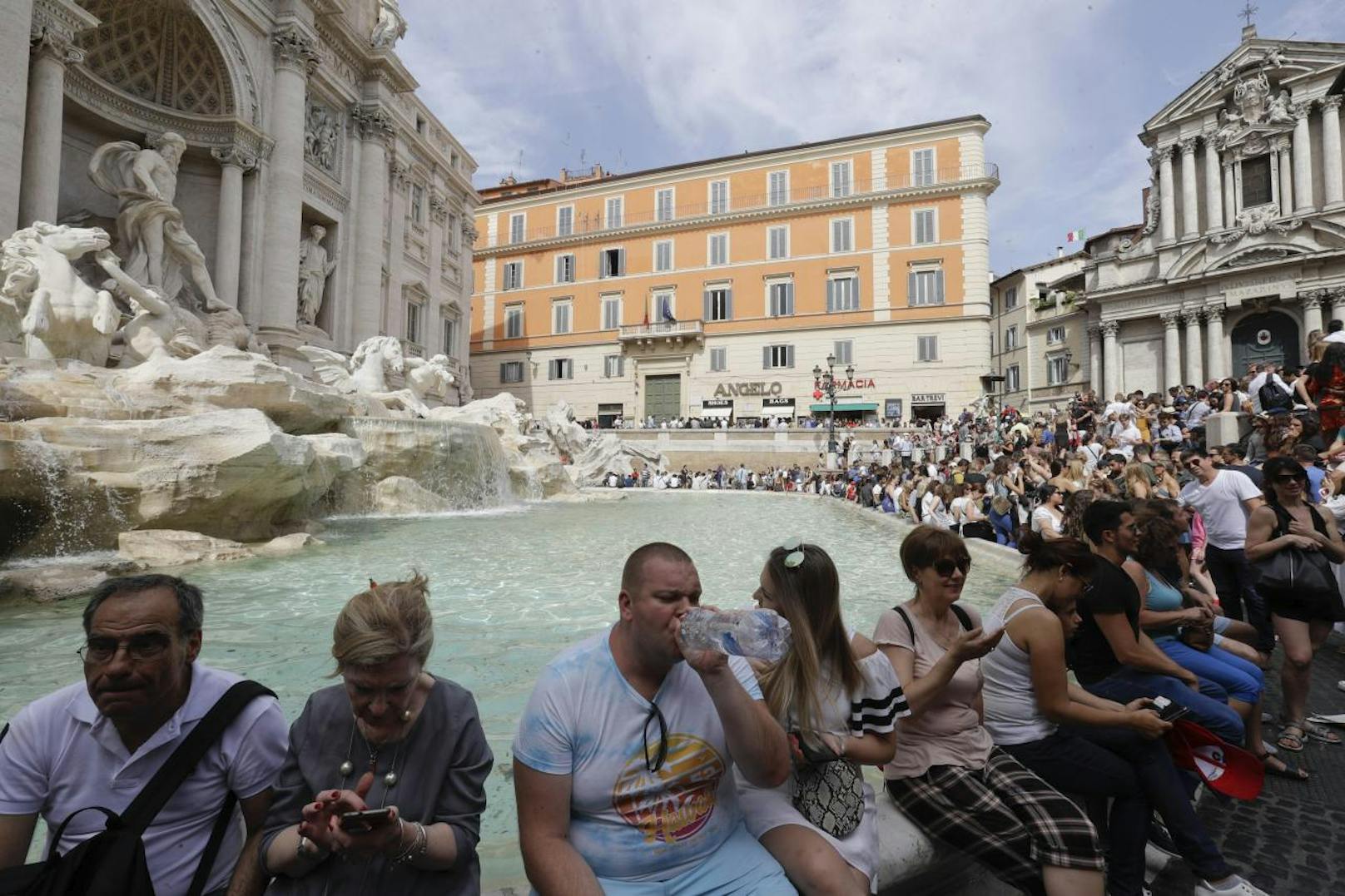 Der Trevi-Brunnen ist eine der Touristenattraktionen in Rom.