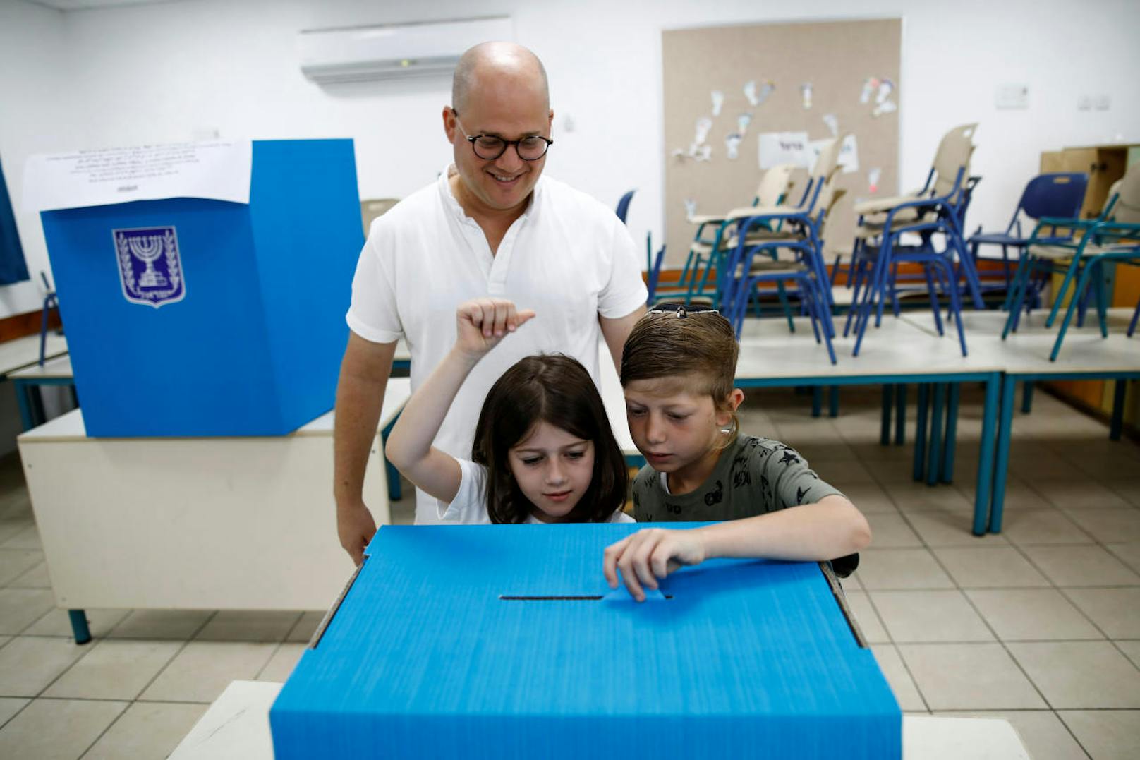 Israel wählt zum zweiten Mal innerhalb nur eines Jahres. Nach den vergangenen Wahlen konnte keiner der Kandidaten eine Regierungskoalition bilden.