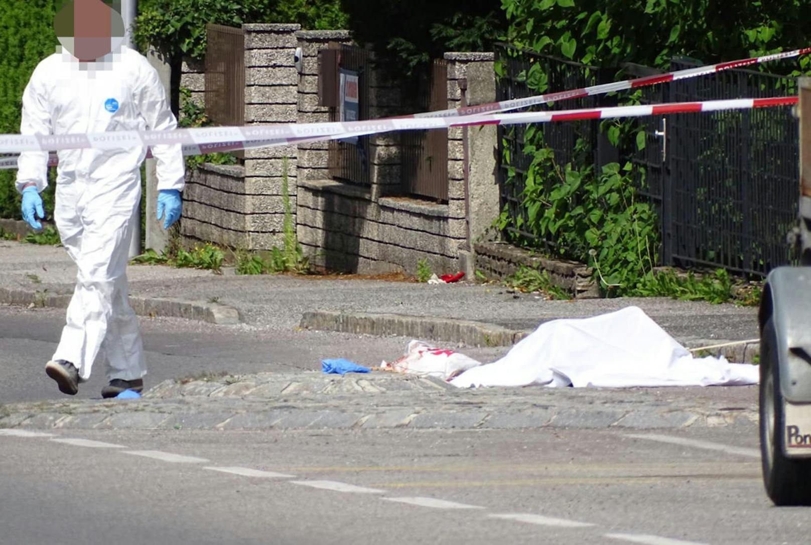 Spurensicherung direkt am Tatort, die Frau lag auf der Straße.