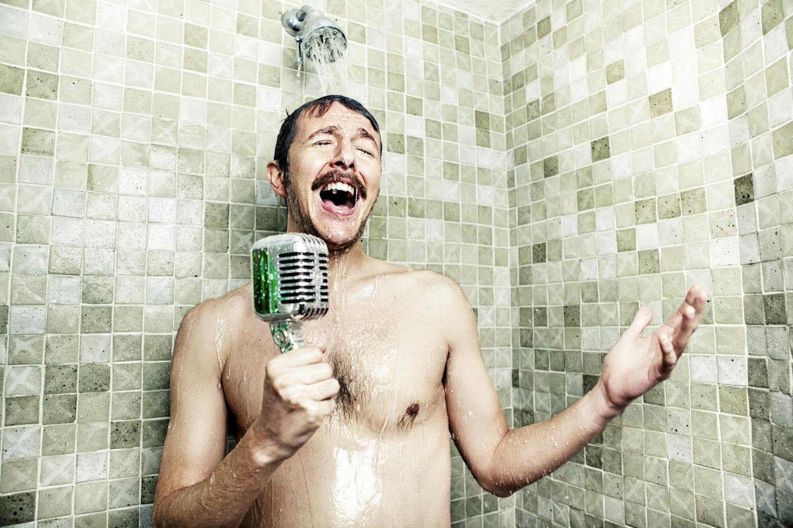 Ein User stellte der Reddit-Community die Frage:  "Was ist ein Mythos über Männer, der zu 100 Prozent unwahr ist und euch immer wieder auf die Palme bringt, wenn ihr ihn hört?" Bald darauf erhielt er unzählige Antworten. 


"Wenn wir lange im Badezimmer sind, heißt das nicht immer, dass wir uns einen runterholen - manchmal genießen wir es einfach, ausgiebig zu duschen," schrieb einer.