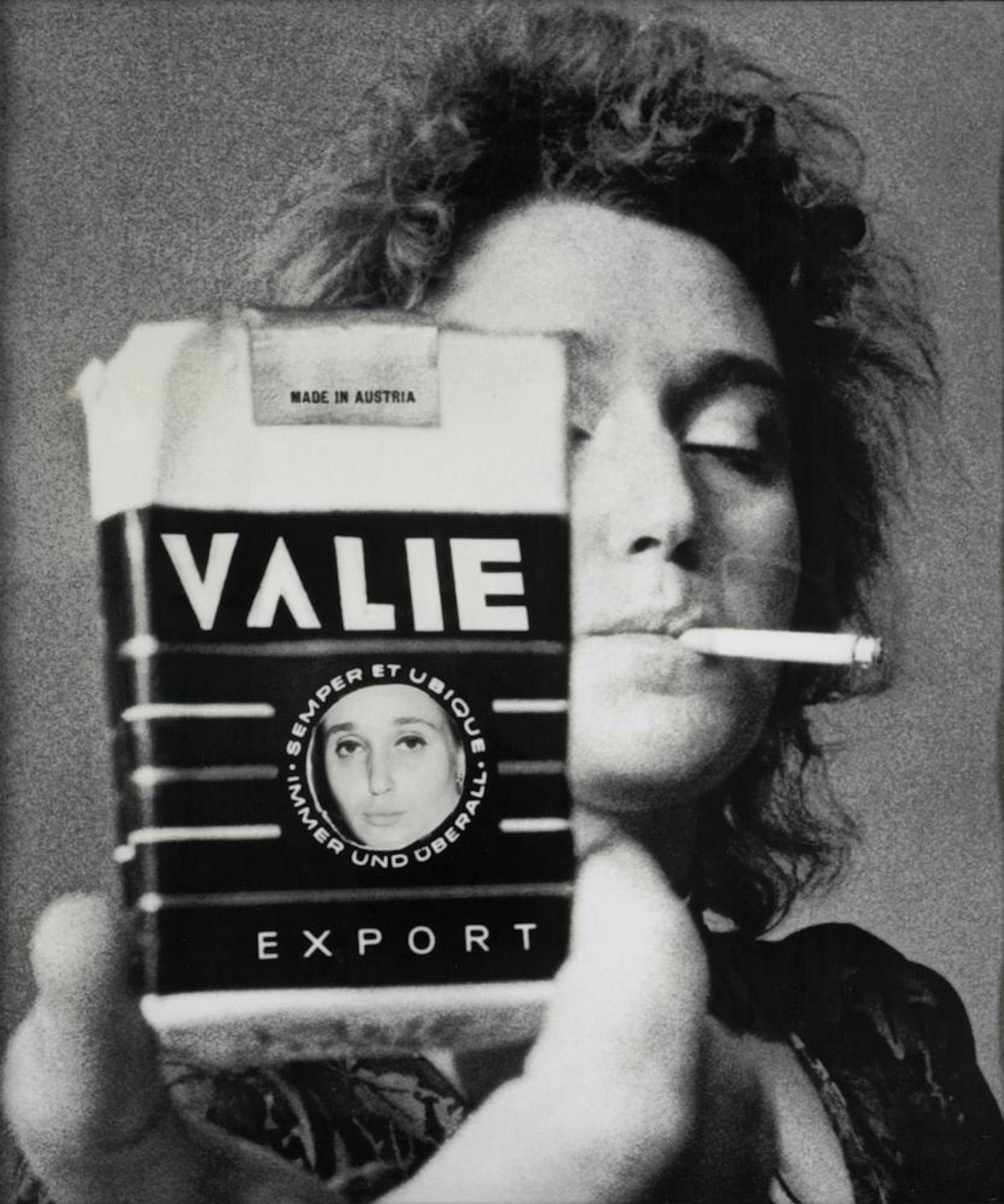 Ein Foto, das Namensgeschichte schrieb: <strong>Valie Export</strong>, eigentlich Waltraud Stockinger,&nbsp; überklebt die Zigarettenmarke <em>"Smart"</em> und schafft damit ihren bis heute berühmten Künstlernamen.