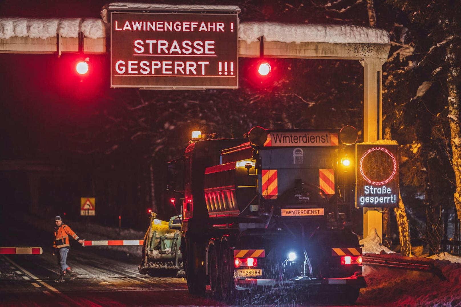 Sperre der Felbertauernstrasse und des Felbertauerntunnels nach den starken Schneefall und der akuten Lawinengefahr (Bild aufgenommen am 14. Januar in Mittersill).