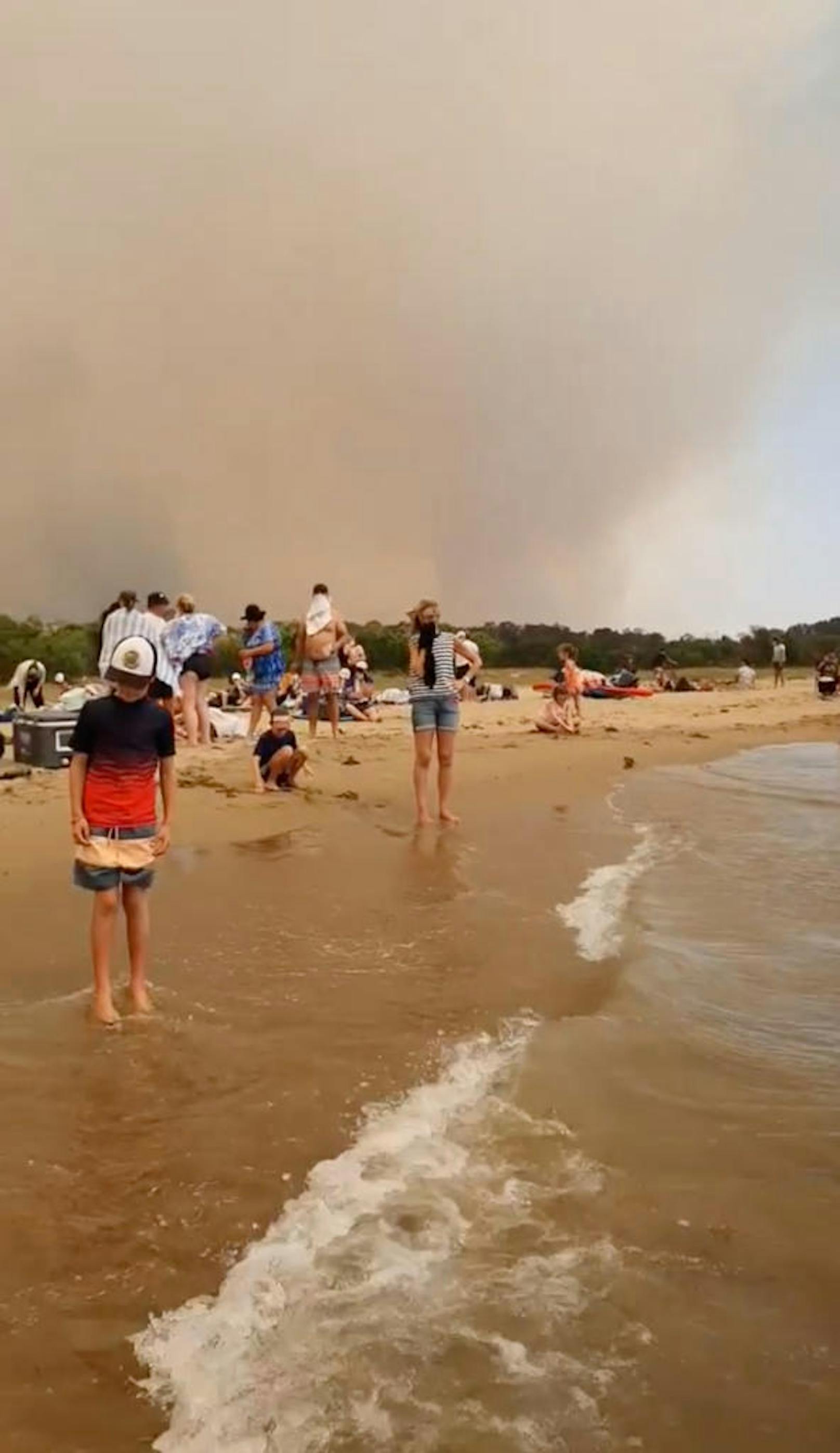 Auch auf Batemans Beach, nördlich von Mallacoota und nahe der Hauptstadt Canberra, sind Touristen von Buschbränden eingeschlossen.