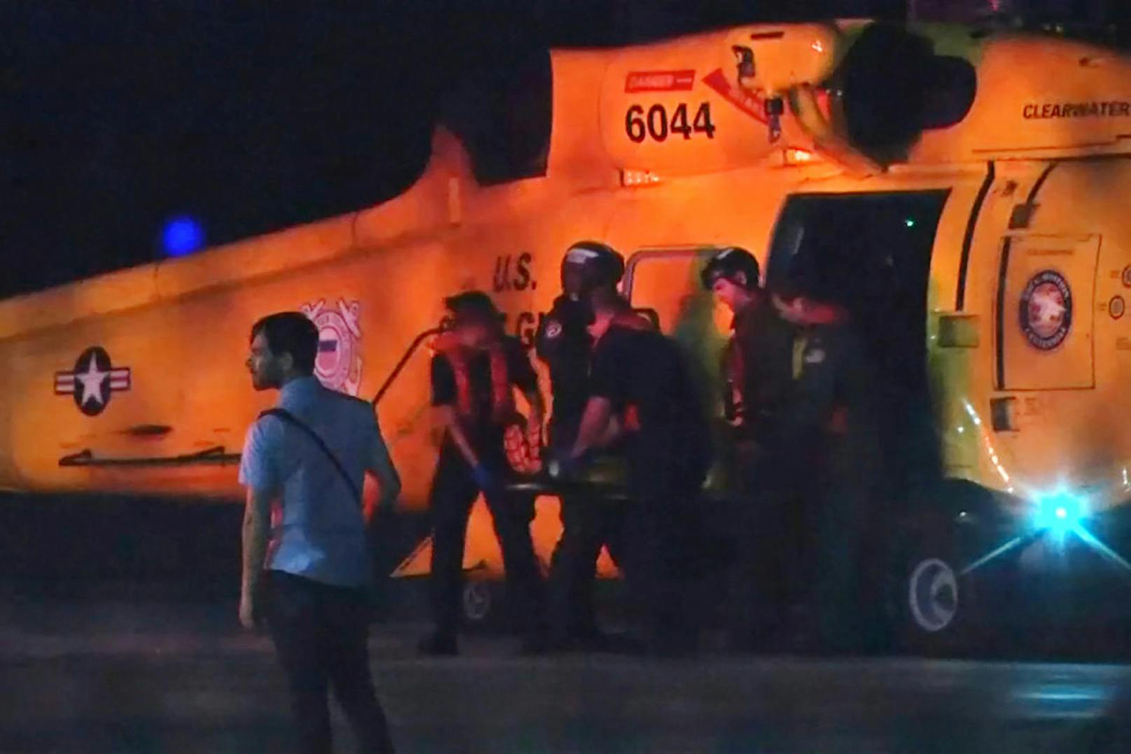 21 Verletzte seien von den bereits am Sonntag getroffenen Abaco-Inseln in ein Spital in der Hauptstadt Nassau geflogen worden, bei fünf von ihnen sei der Zustand ernst.