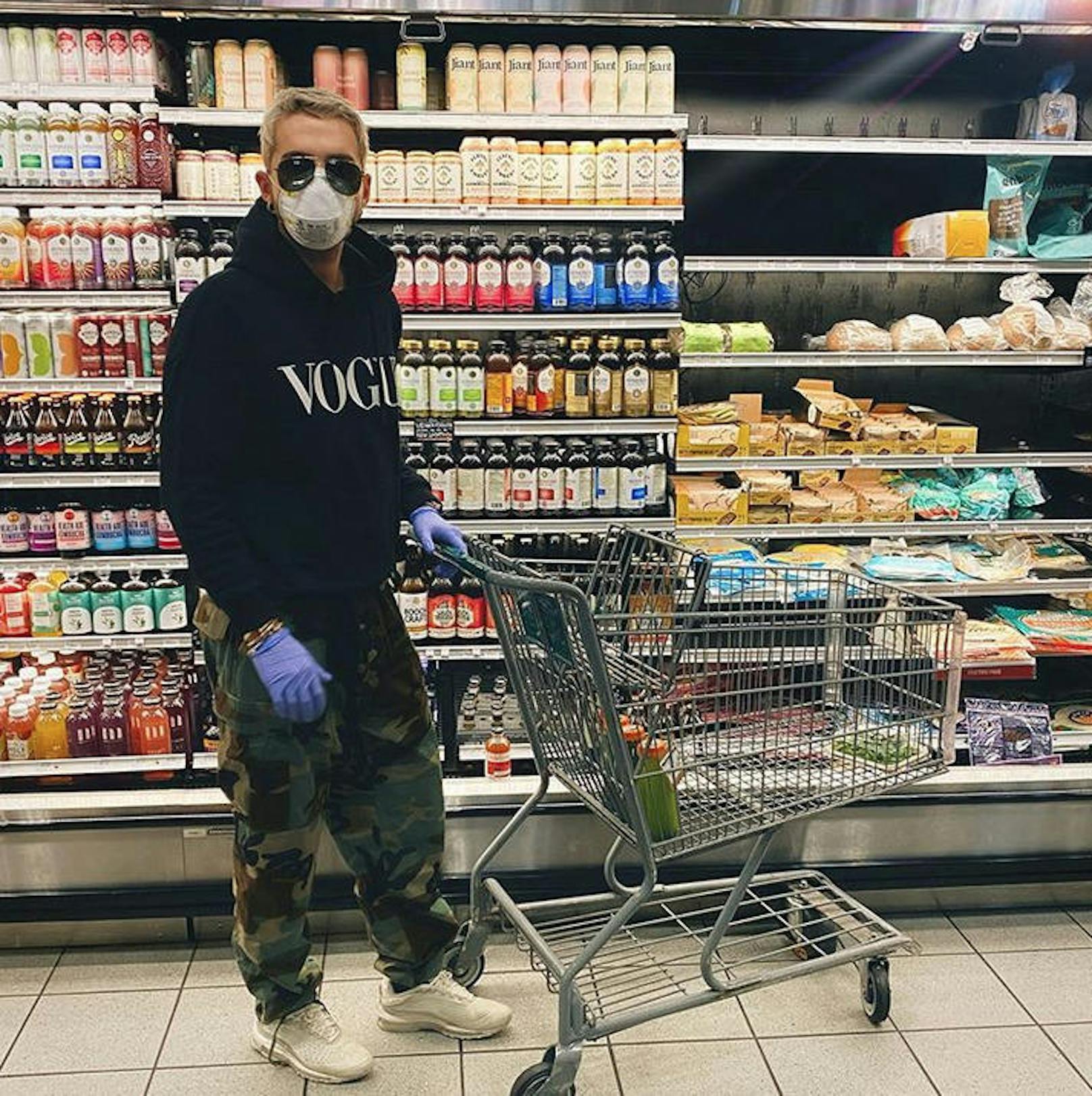 16.03.2020: "Wir brauchen Lebensmittel!" meint <strong>Bill Kaulitz</strong> und geht beim Einkaufen auf Nummer sicher. Der "Vogue"-Pulli darf dabei aber trotzdem nicht fehlen. So viel Glamour muss sein.
