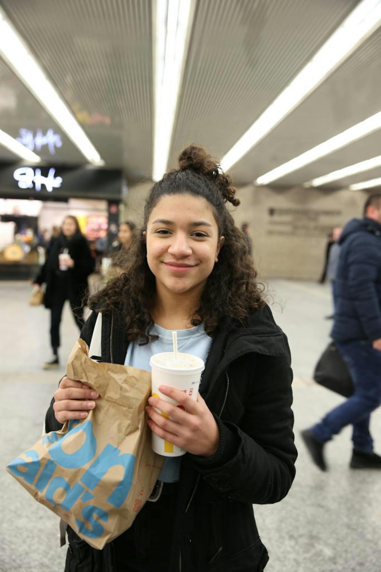 Fernanda (14): Ich wusste nicht, dass man nicht mehr in der U-Bahn essen darf. Gilt das nicht nur für die U6?