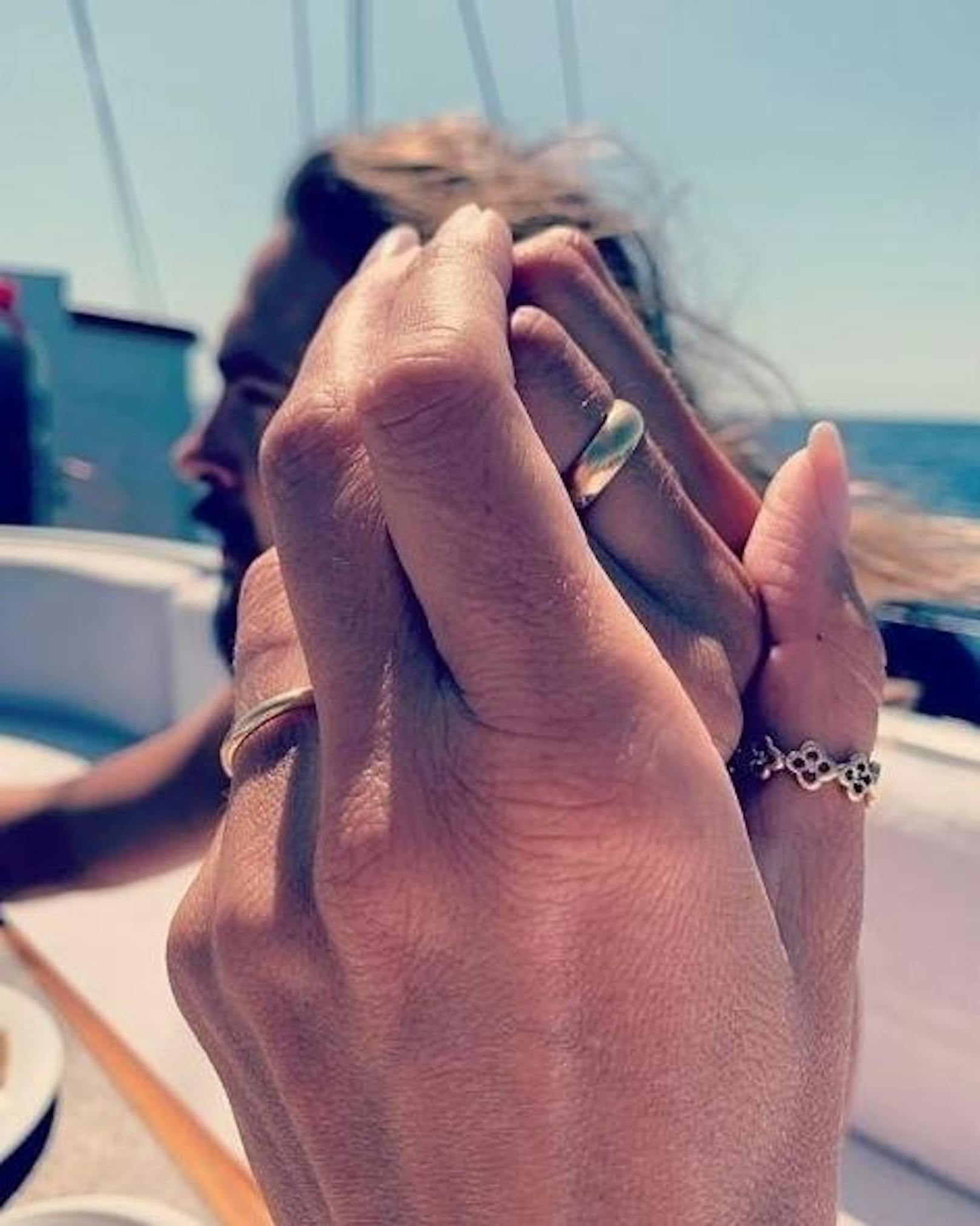 16.08.2019: Heidi Klum und Tom Kaulitz präsentieren einige Tage nach ihrer Vermählung vor Capri nun auf Instagram die Eheringe, mit denen sie optisch die von ihnen eingegangene Bindung präsentieren.