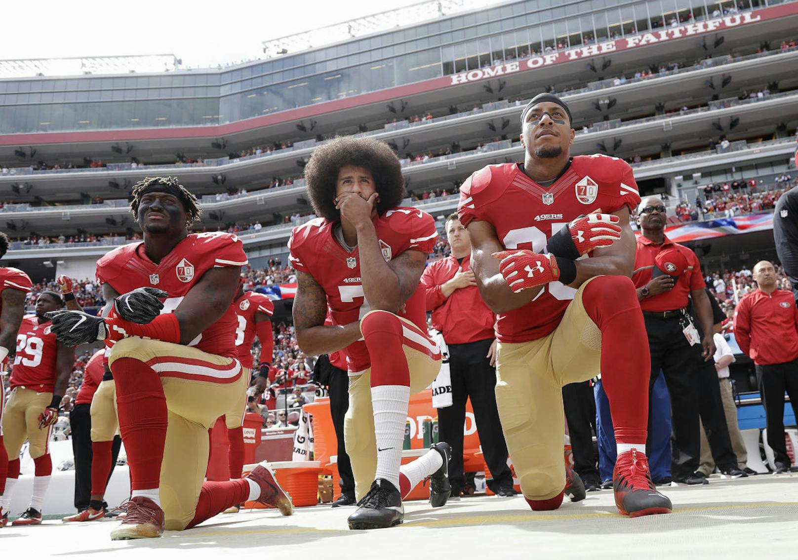 NFL-Quarterback Colin Kaepernick kniete sich 2016 während der US-Nationalhymne nieder, um gegen Rassismus und Polizeigewalt gegen Schwarze in den USA zu demonstrieren. Er verlor den Vertrag bei den San Francisco 49ers. 