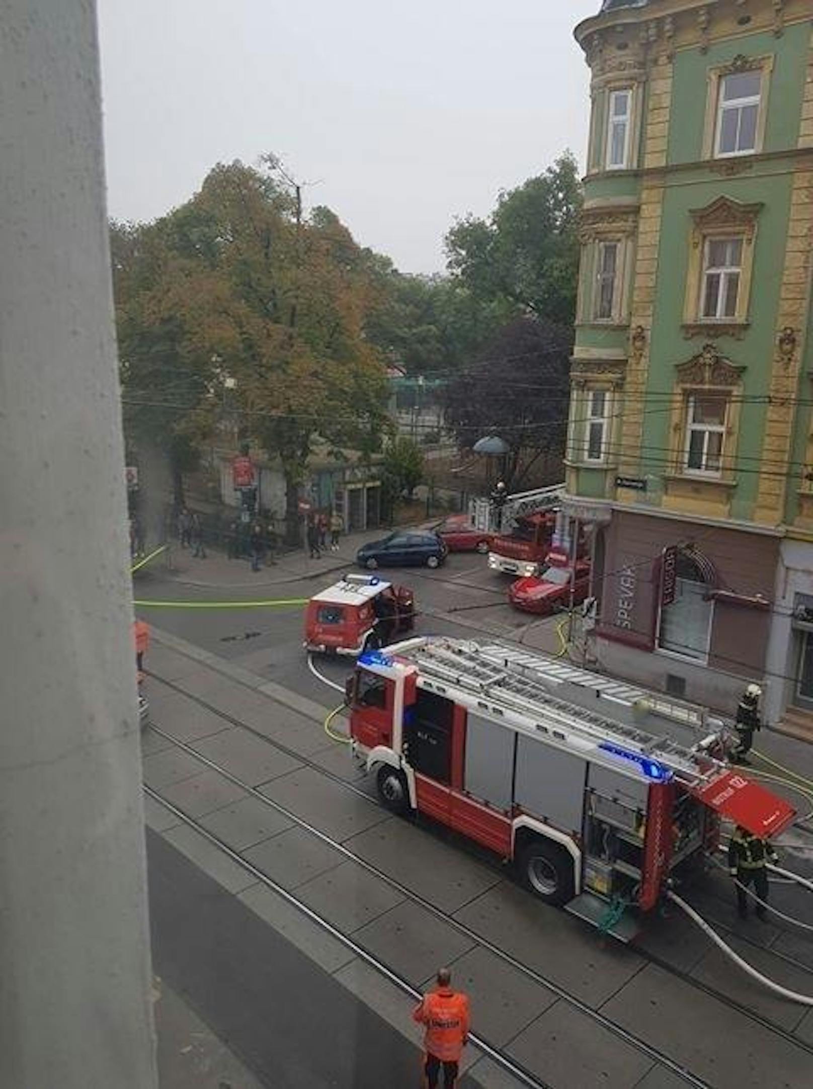 Feuerwehreinsatz in einem Lokal auf der Thaliastraße. (Foto: Sara Jane) 