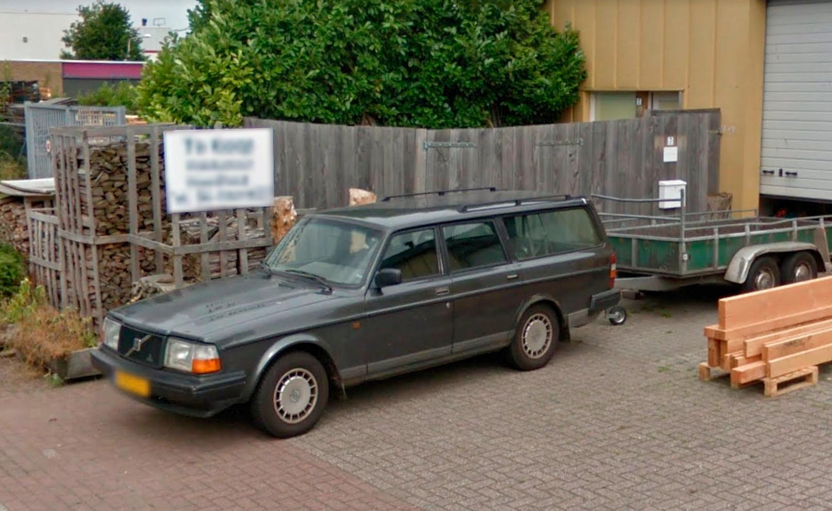 Mit diesem alten Volvo war der verdächtige Wiener Josef B. (58) im niederländischen Ruinerwold und Umgebung unterwegs.