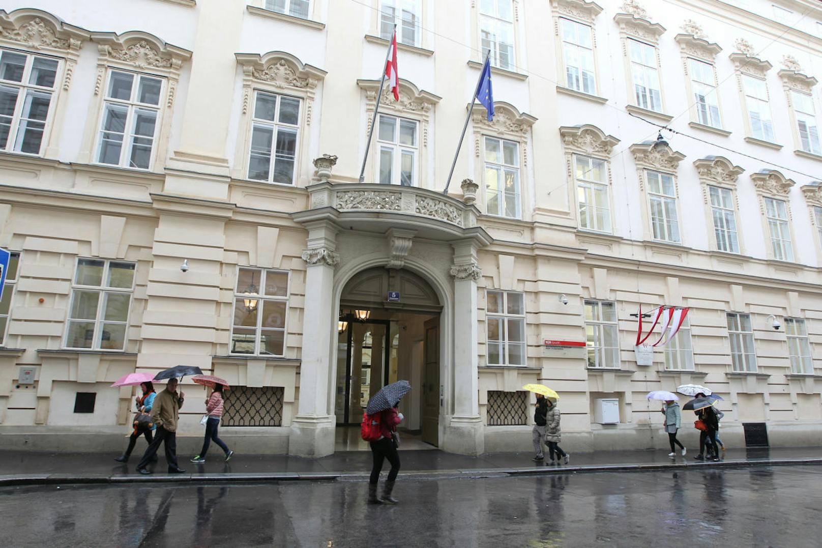 Die Räumlichkeiten des Finanzministeriums können auch von der anderen Seite betreten werden - hier der Eingang in der Johannesgasse.