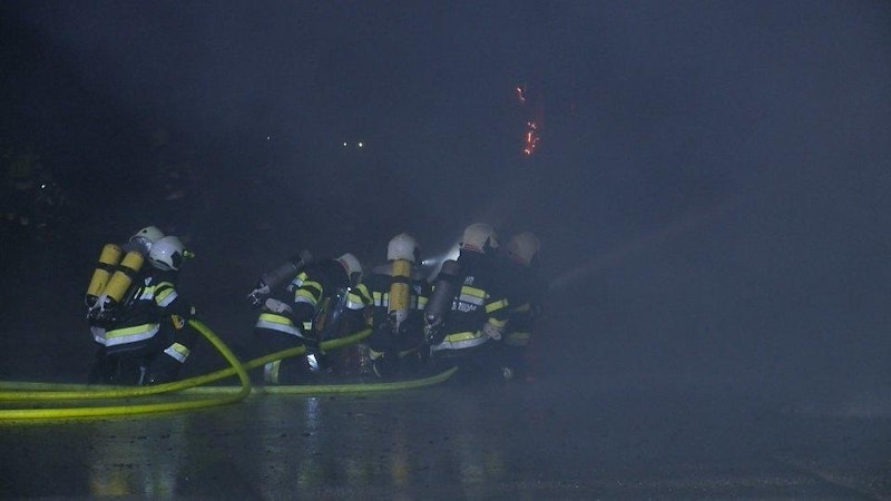 Am 21. Oktober gegen 22:23 Uhr ging bei der Bereichsfeuerwehrzentrale Liezen der Notruf ein. In einer Großbäckerei in Haus im Ennstal war Feuer ausgebrochen. Trotz des Großeinsatzes der Feuerwehren brannte der Betrieb nieder.