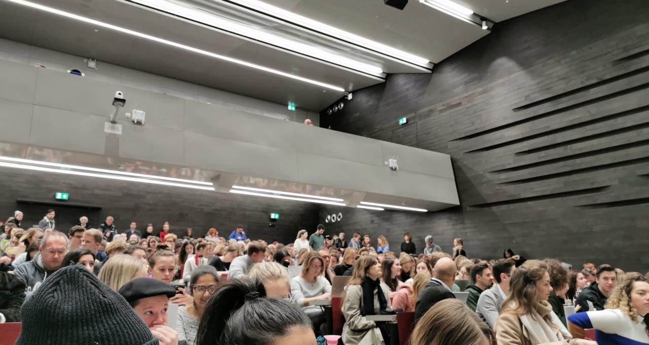 Das Audimax der Uni Wien war gut gefüllt. Aufgrund des Andrangs wurde die Vorlesung in einen anderen Hörsaal per Video-Stream übertragen.