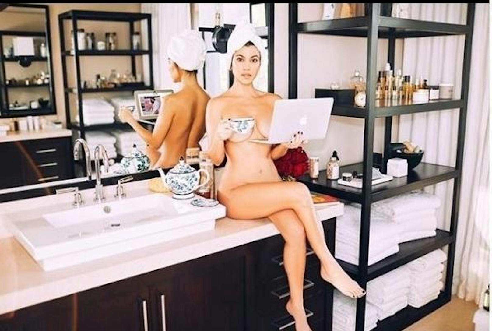 05.03.2019: Kourtney Kardashian beim Morgentee? Im Eva-Kostüm will sie das Interesse an ihrem neuen Projekt "Poosh" wecken. Gerüchteweise soll es sich um einen Lifestyle-Blog handeln