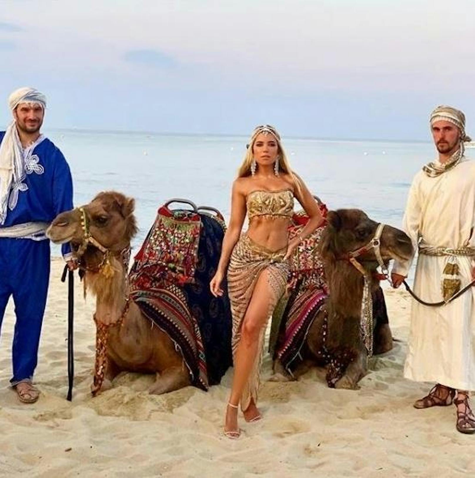 24.07.2019: Bei einer orientalischen Party in St. Tropez wurde Sylvie Meis zur exotischen Bauchtänzerin. Die Kamele konnten ihre Begeisterung kaum in Zaum halten.