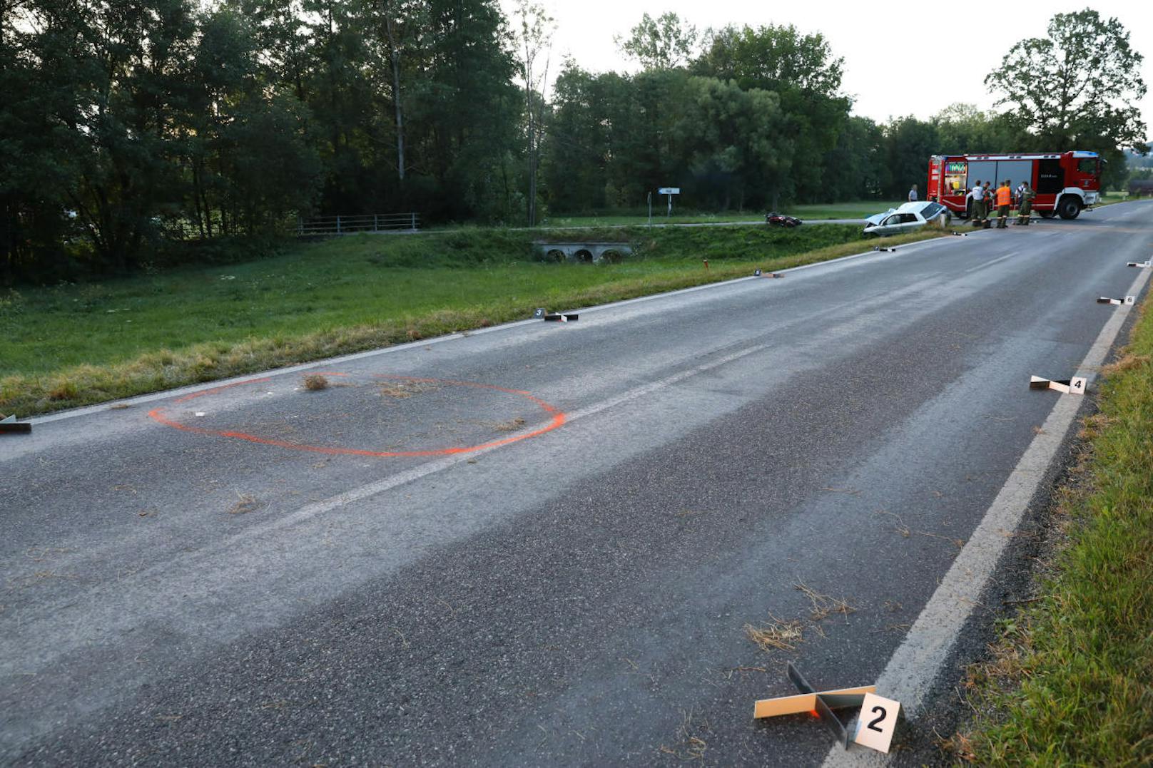 Bei einer schweren Kollision zwischen einem Motorrad und einem Pkw im Gemeindegebiet von Manning (Bz. Vöcklabruck) gab es einen Toten. Trotz Reanimationsversuchen kam für den Motorradlenker jede Hilfe zu spät.