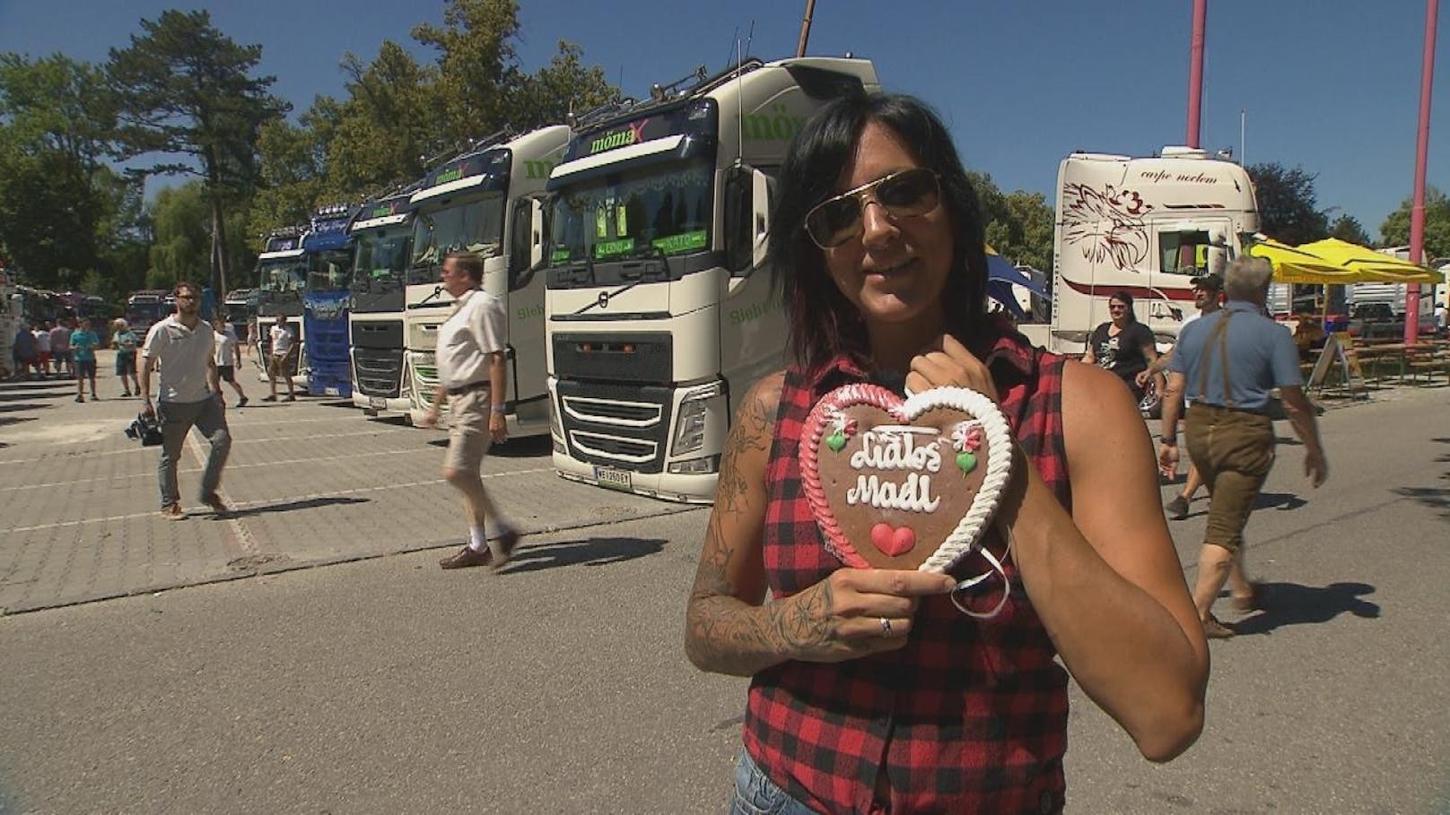 Beim Trucker-Treffen in Wels bekam Patricia ein Lebkuchen-Herz überreicht.